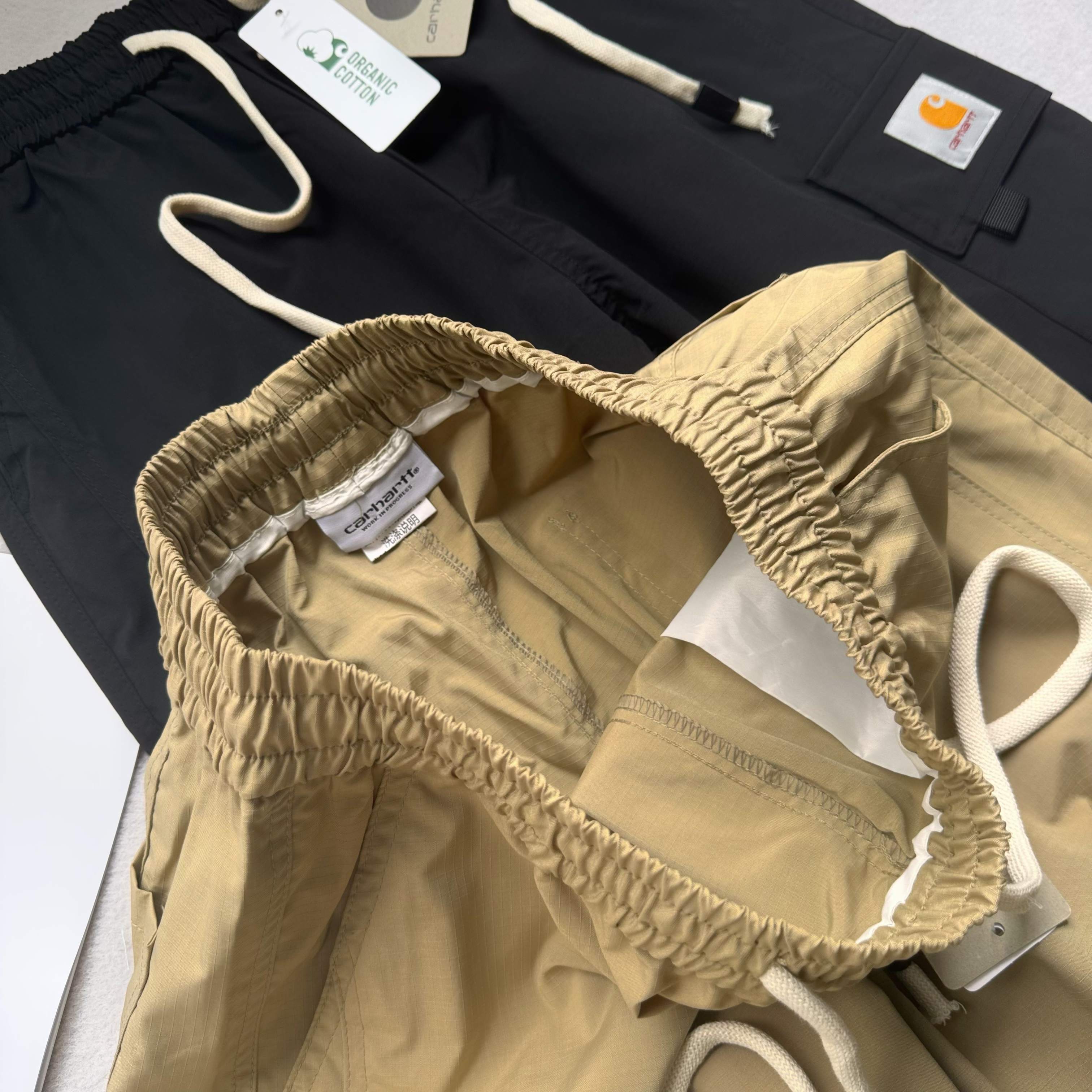 💰115 carhartt哈卡特休闲长裤
打工人衣柜里的神裤Carhartt卡哈特裤子,窄版阔腿的设计,修饰腿型一绝,无论你是O型腿、X型腿还是小粗腿,都能被完美隐藏,显瘦又显腿直。卷边设计更是为裤子增添了一份随性自在的感觉,轻松拿捏美式复古风。
裤子采用了高品质面料,不仅轻薄透气,夏天穿着也不会觉得闷热。而且还免烫抗皱,日常通勤、户外徒步都很合适,不用担心久坐后膝盖鼓包、裤子起皱,简直是懒人福音!
作为拥有百年历史的工装品牌,Carhartt一直以品质卓越、舒适耐用著称。穿上它,不仅能感受到它的实用性,更能感受到它的独特风格和文化内涵。
这条裤子简直是日常搭配的万能选手,搭配简约白T,清爽又休闲;搭配个性短上衣,瞬间变身街头潮人;搭配衬衫,又能轻松应对职场,谁穿谁好看,兄弟姐妹们闭眼入!
颜色:黑色 卡其色
尺码:M-3XL
裤长 腰围 脚口
M 98 72 40
L 99.5 75 41
XL 101 78 42
XXL 102.5 81 43
3XL 104 84 44