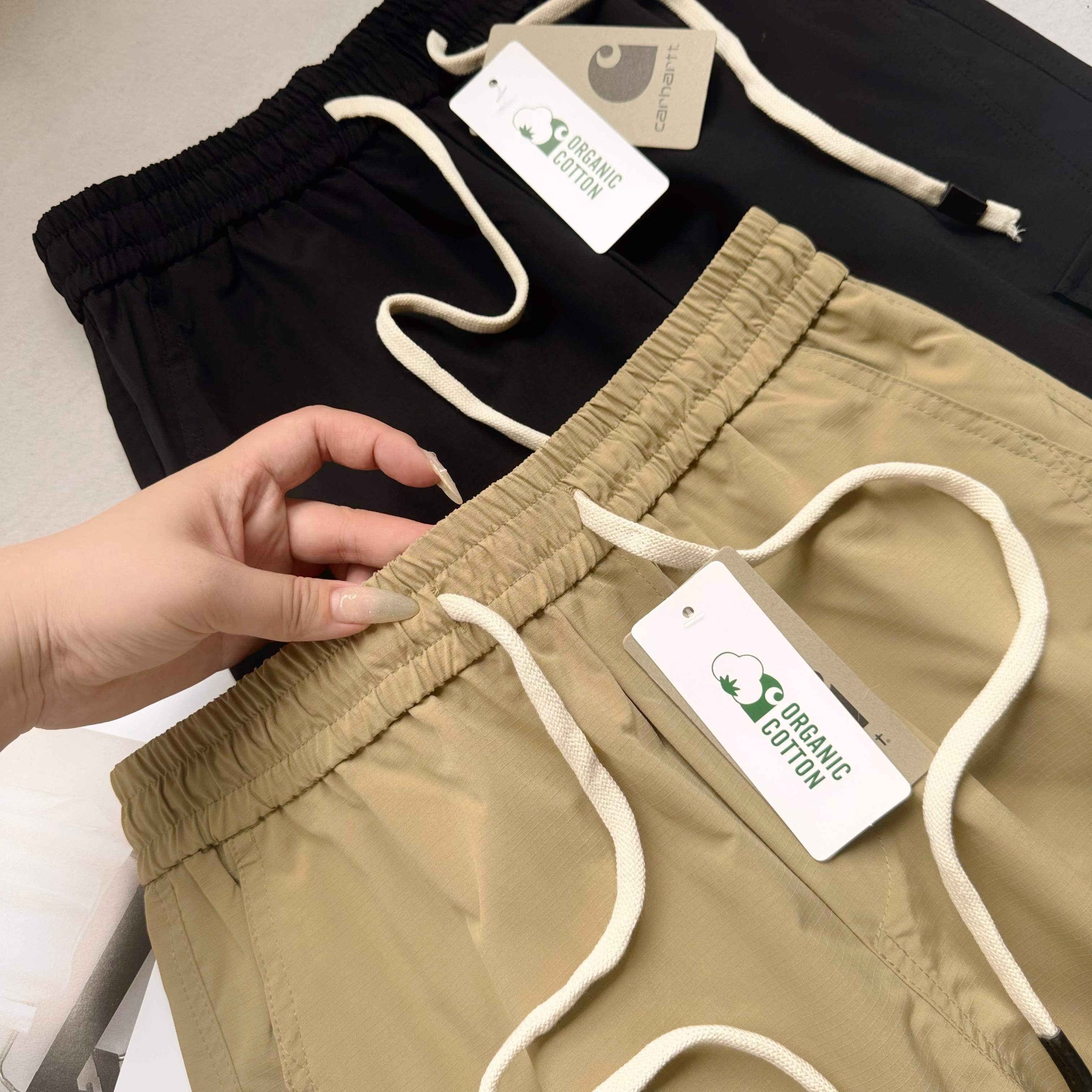 💰115 carhartt哈卡特休闲长裤
打工人衣柜里的神裤Carhartt卡哈特裤子,窄版阔腿的设计,修饰腿型一绝,无论你是O型腿、X型腿还是小粗腿,都能被完美隐藏,显瘦又显腿直。卷边设计更是为裤子增添了一份随性自在的感觉,轻松拿捏美式复古风。
裤子采用了高品质面料,不仅轻薄透气,夏天穿着也不会觉得闷热。而且还免烫抗皱,日常通勤、户外徒步都很合适,不用担心久坐后膝盖鼓包、裤子起皱,简直是懒人福音!
作为拥有百年历史的工装品牌,Carhartt一直以品质卓越、舒适耐用著称。穿上它,不仅能感受到它的实用性,更能感受到它的独特风格和文化内涵。
这条裤子简直是日常搭配的万能选手,搭配简约白T,清爽又休闲;搭配个性短上衣,瞬间变身街头潮人;搭配衬衫,又能轻松应对职场,谁穿谁好看,兄弟姐妹们闭眼入!
颜色:黑色 卡其色
尺码:M-3XL
裤长 腰围 脚口
M 98 72 40
L 99.5 75 41
XL 101 78 42
XXL 102.5 81 43
3XL 104 84 44