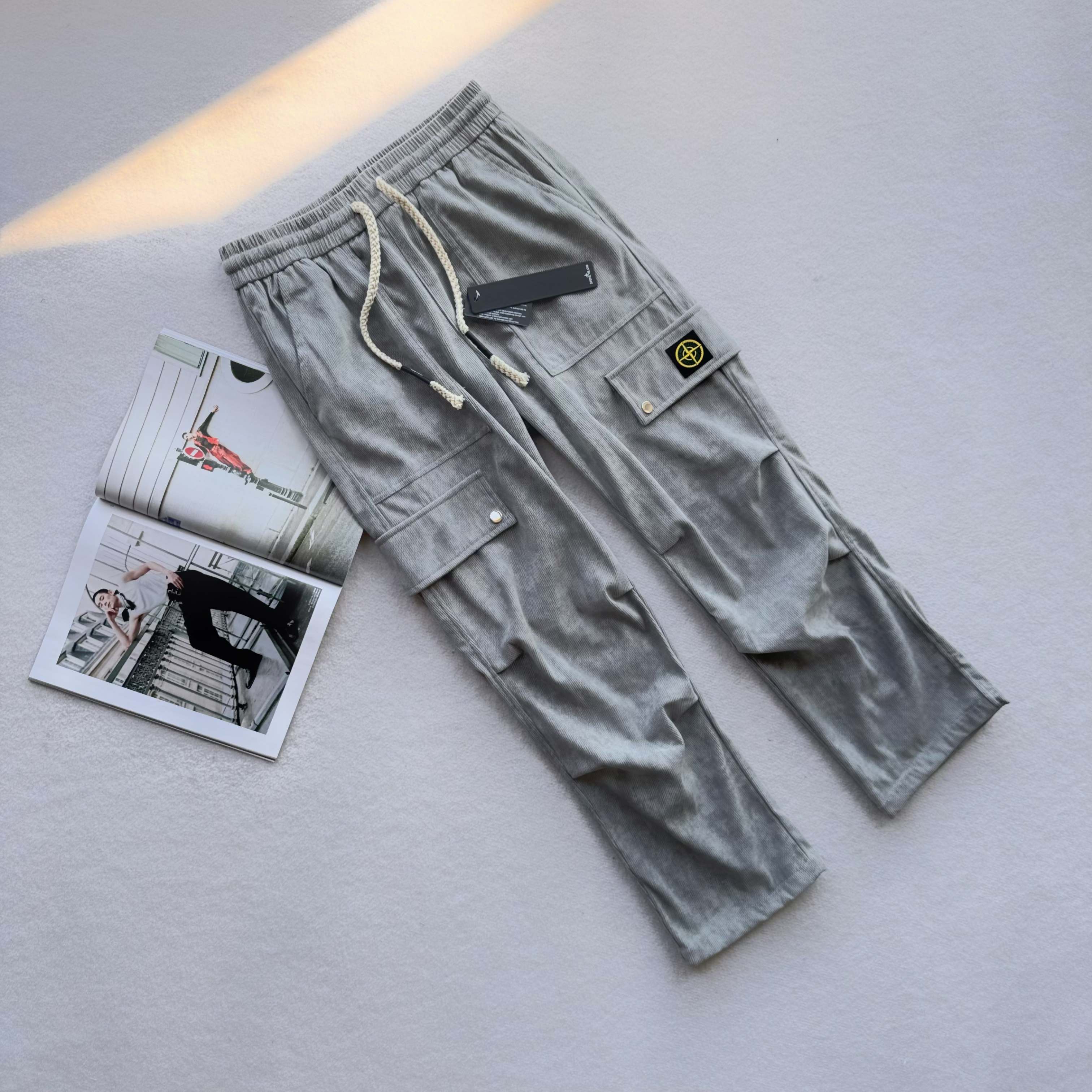 💰120  Stone Island 石头岛海外美式伞兵工装裤



              官网同步发售 ，2025秋季新款休闲裤！时尚而干练的工装潮范儿裤子，重工打造 完美复刻！当下最流行的阔腿工装裤，让人耳目一新，潮流范十足 ，休闲百搭款式，享受多元穿搭，兼容各种身形，直筒裤脚，运动不拖沓！

颜色：黑色  灰色 
尺码：M-3XL  
      裤长      腰围     臀围  
M    98        68        106  
L   100        71        110  
XL  102       74        114  
XXL 104      77       118  
3XL  106      80      122