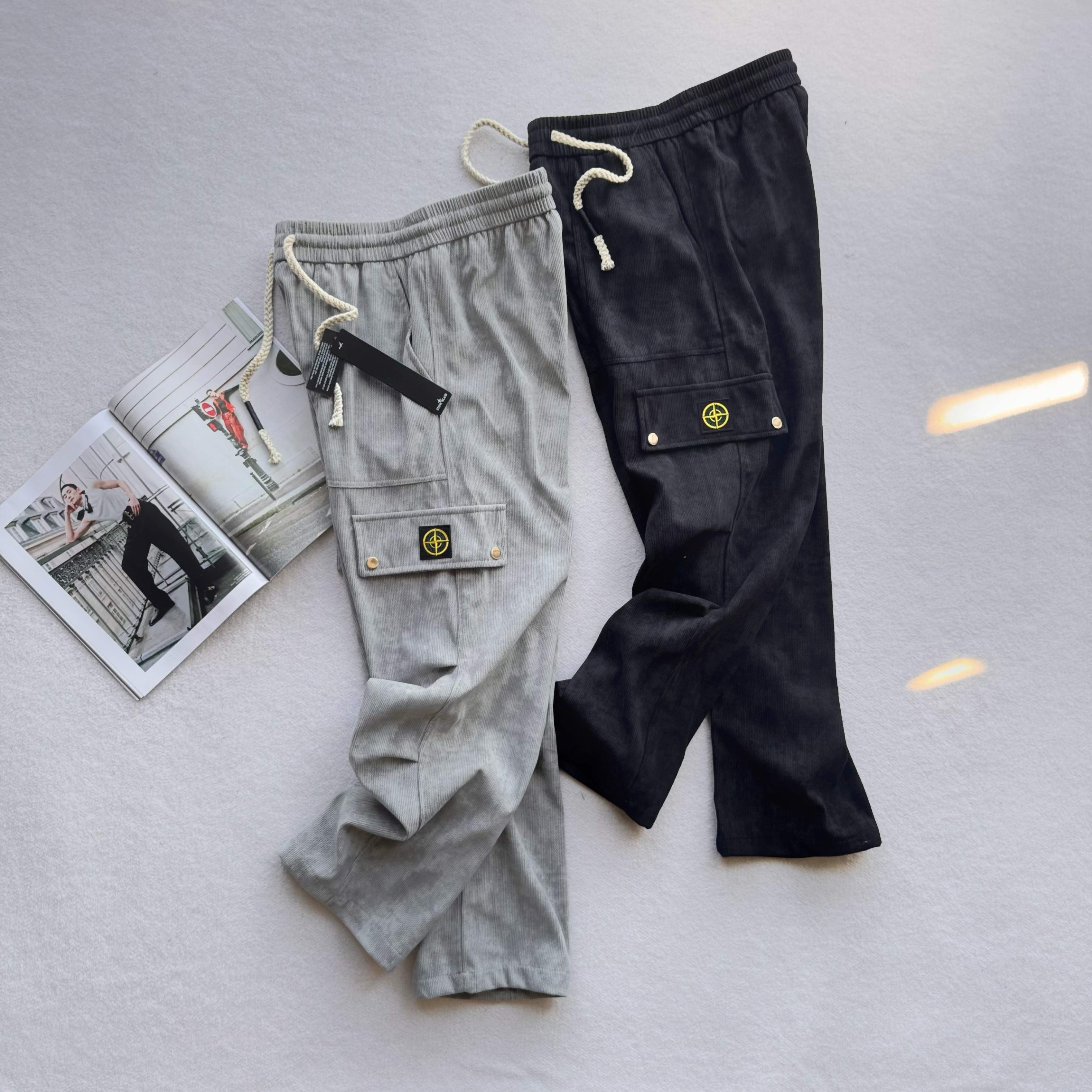 💰120  Stone Island 石头岛海外美式伞兵工装裤



              官网同步发售 ，2025秋季新款休闲裤！时尚而干练的工装潮范儿裤子，重工打造 完美复刻！当下最流行的阔腿工装裤，让人耳目一新，潮流范十足 ，休闲百搭款式，享受多元穿搭，兼容各种身形，直筒裤脚，运动不拖沓！

颜色：黑色  灰色 
尺码：M-3XL  
      裤长      腰围     臀围  
M    98        68        106  
L   100        71        110  
XL  102       74        114  
XXL 104      77       118  
3XL  106      80      122