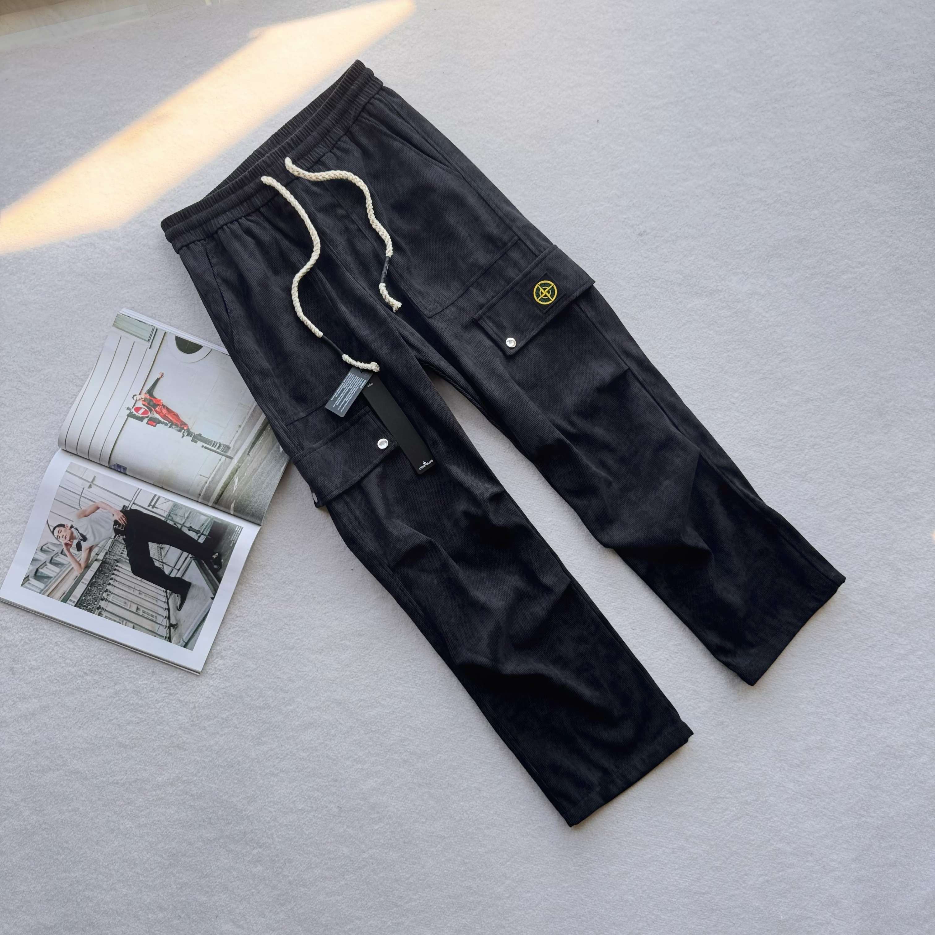 💰120  Stone Island 石头岛海外美式伞兵工装裤



              官网同步发售 ，2025秋季新款休闲裤！时尚而干练的工装潮范儿裤子，重工打造 完美复刻！当下最流行的阔腿工装裤，让人耳目一新，潮流范十足 ，休闲百搭款式，享受多元穿搭，兼容各种身形，直筒裤脚，运动不拖沓！

颜色：黑色  灰色 
尺码：M-3XL  
      裤长      腰围     臀围  
M    98        68        106  
L   100        71        110  
XL  102       74        114  
XXL 104      77       118  
3XL  106      80      122