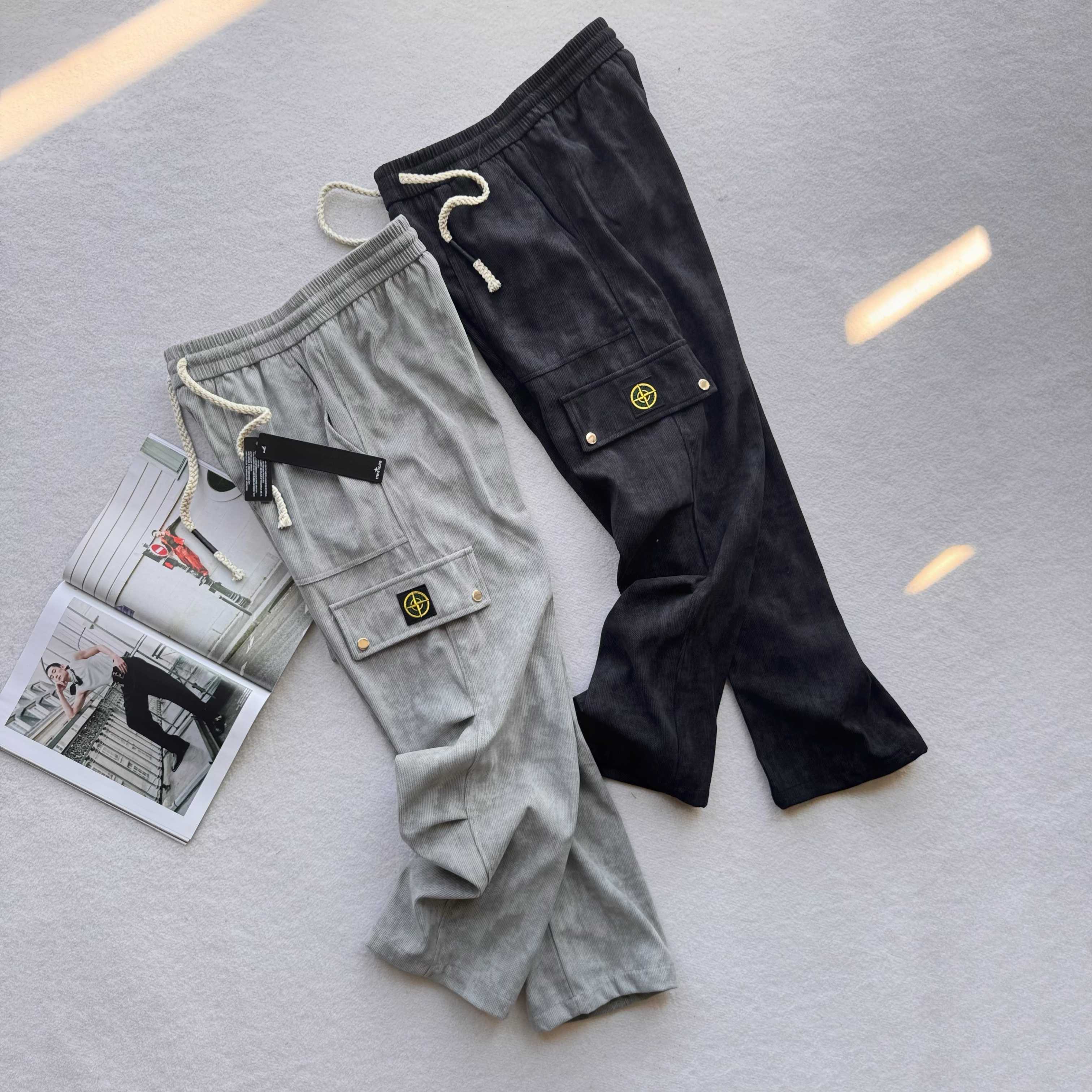 💰120  Stone Island 石头岛海外美式伞兵工装裤



              官网同步发售 ，2025秋季新款休闲裤！时尚而干练的工装潮范儿裤子，重工打造 完美复刻！当下最流行的阔腿工装裤，让人耳目一新，潮流范十足 ，休闲百搭款式，享受多元穿搭，兼容各种身形，直筒裤脚，运动不拖沓！

颜色：黑色  灰色 
尺码：M-3XL  
      裤长      腰围     臀围  
M    98        68        106  
L   100        71        110  
XL  102       74        114  
XXL 104      77       118  
3XL  106      80      122