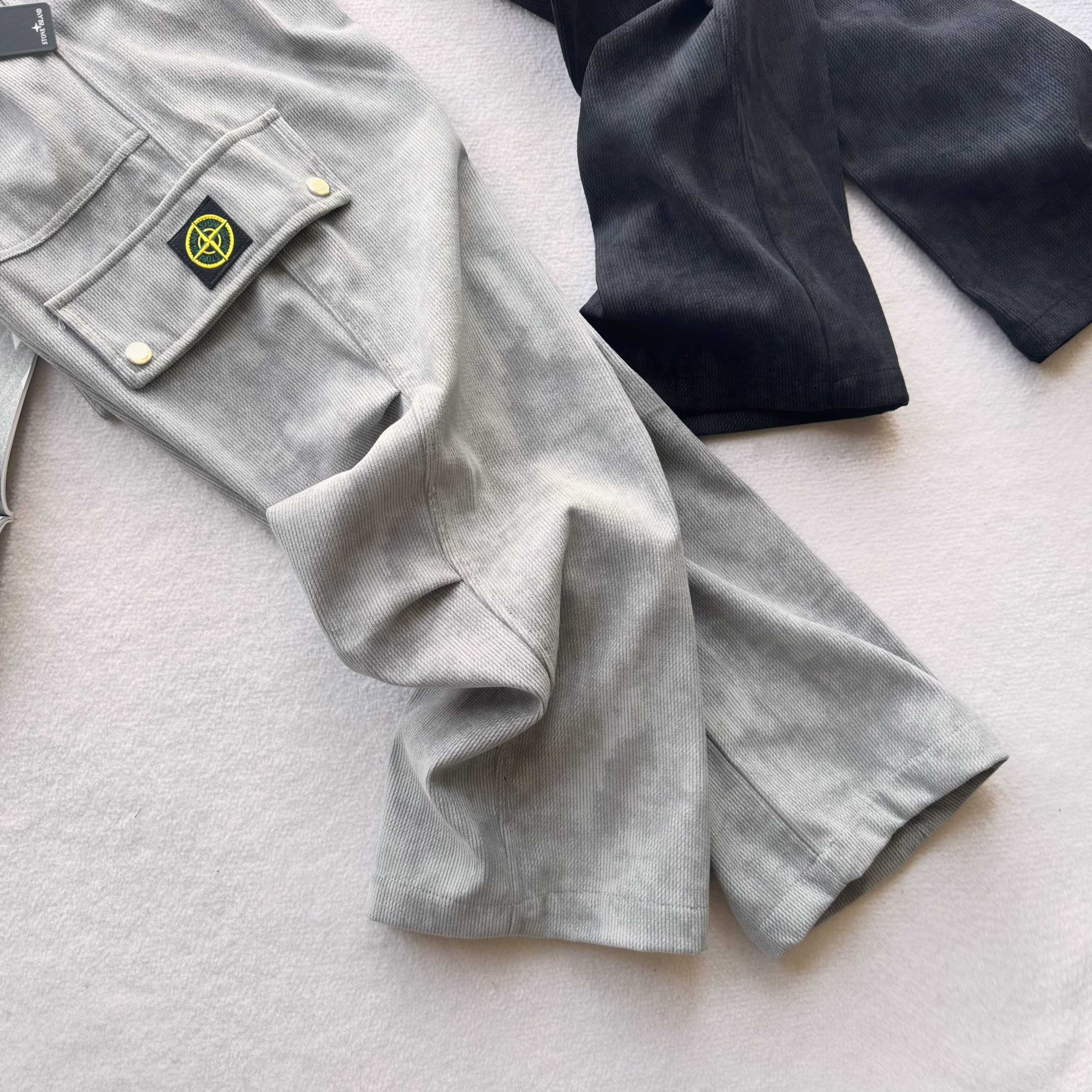 💰120  Stone Island 石头岛海外美式伞兵工装裤



              官网同步发售 ，2025秋季新款休闲裤！时尚而干练的工装潮范儿裤子，重工打造 完美复刻！当下最流行的阔腿工装裤，让人耳目一新，潮流范十足 ，休闲百搭款式，享受多元穿搭，兼容各种身形，直筒裤脚，运动不拖沓！

颜色：黑色  灰色 
尺码：M-3XL  
      裤长      腰围     臀围  
M    98        68        106  
L   100        71        110  
XL  102       74        114  
XXL 104      77       118  
3XL  106      80      122