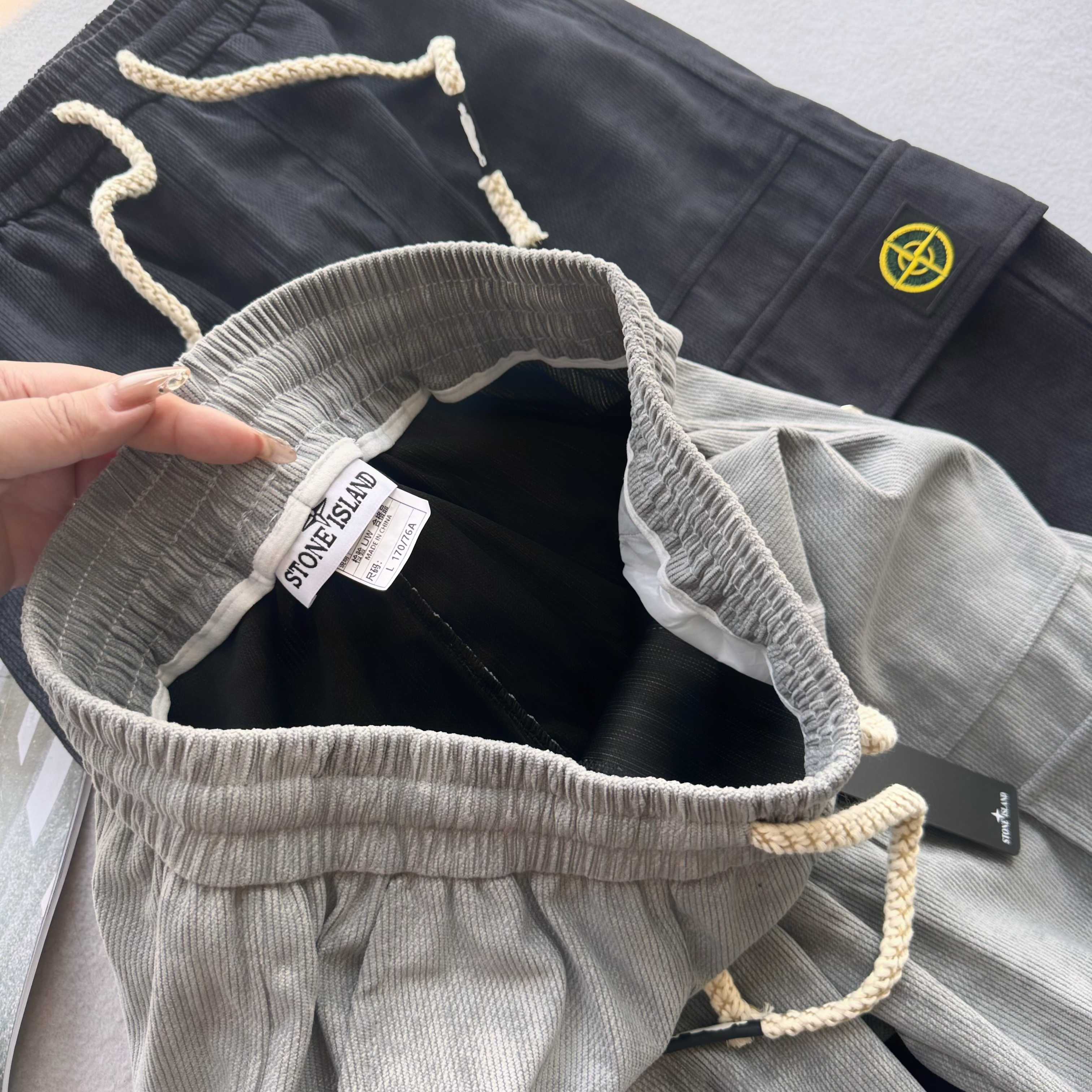 💰120  Stone Island 石头岛海外美式伞兵工装裤



              官网同步发售 ，2025秋季新款休闲裤！时尚而干练的工装潮范儿裤子，重工打造 完美复刻！当下最流行的阔腿工装裤，让人耳目一新，潮流范十足 ，休闲百搭款式，享受多元穿搭，兼容各种身形，直筒裤脚，运动不拖沓！

颜色：黑色  灰色 
尺码：M-3XL  
      裤长      腰围     臀围  
M    98        68        106  
L   100        71        110  
XL  102       74        114  
XXL 104      77       118  
3XL  106      80      122