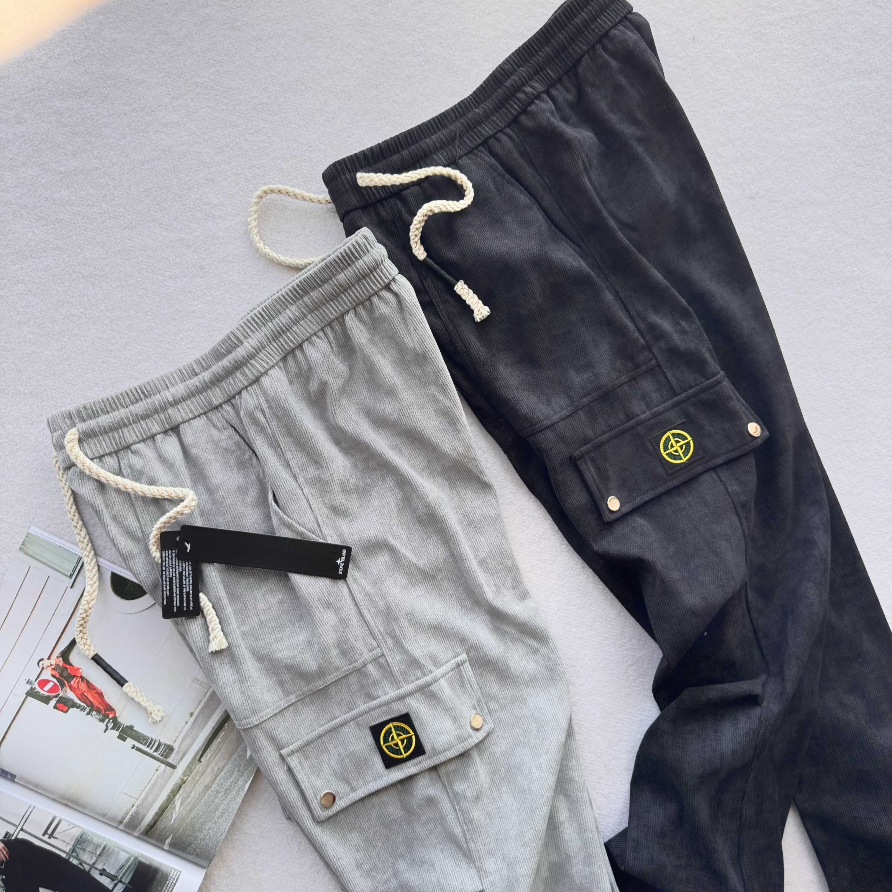 💰120  Stone Island 石头岛海外美式伞兵工装裤



              官网同步发售 ，2025秋季新款休闲裤！时尚而干练的工装潮范儿裤子，重工打造 完美复刻！当下最流行的阔腿工装裤，让人耳目一新，潮流范十足 ，休闲百搭款式，享受多元穿搭，兼容各种身形，直筒裤脚，运动不拖沓！

颜色：黑色  灰色 
尺码：M-3XL  
      裤长      腰围     臀围  
M    98        68        106  
L   100        71        110  
XL  102       74        114  
XXL 104      77       118  
3XL  106      80      122