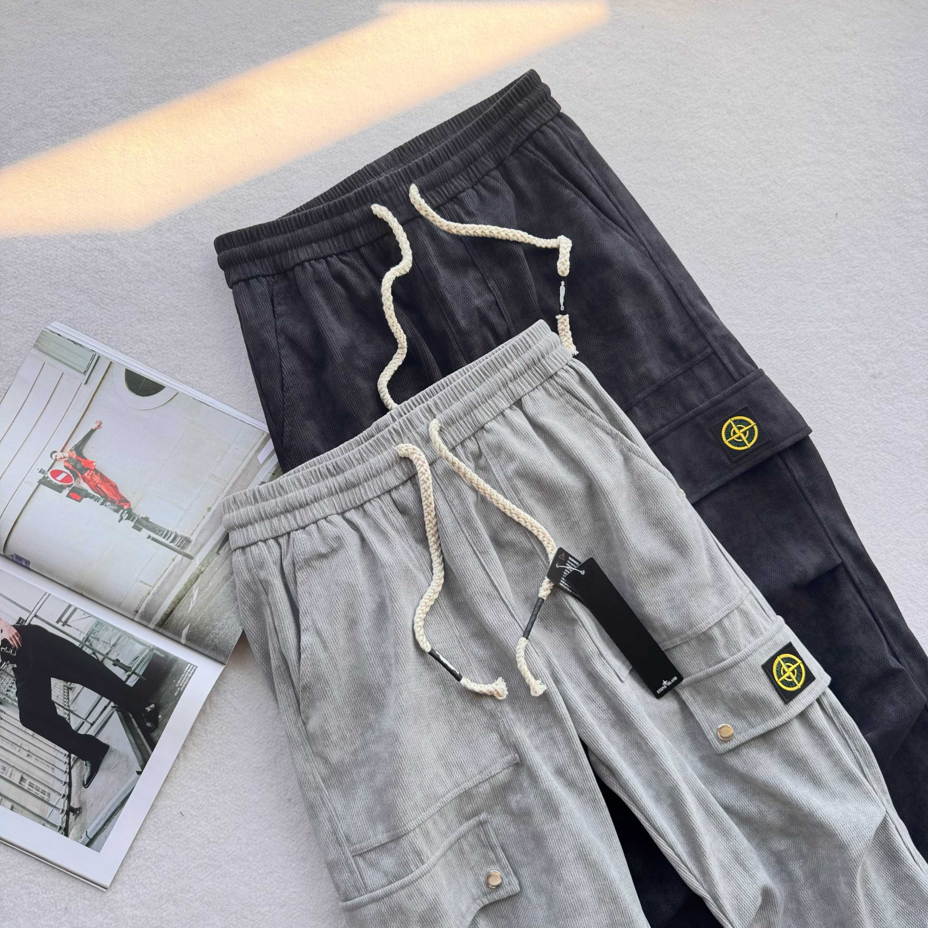 💰120  Stone Island 石头岛海外美式伞兵工装裤



              官网同步发售 ，2025秋季新款休闲裤！时尚而干练的工装潮范儿裤子，重工打造 完美复刻！当下最流行的阔腿工装裤，让人耳目一新，潮流范十足 ，休闲百搭款式，享受多元穿搭，兼容各种身形，直筒裤脚，运动不拖沓！

颜色：黑色  灰色 
尺码：M-3XL  
      裤长      腰围     臀围  
M    98        68        106  
L   100        71        110  
XL  102       74        114  
XXL 104      77       118  
3XL  106      80      122