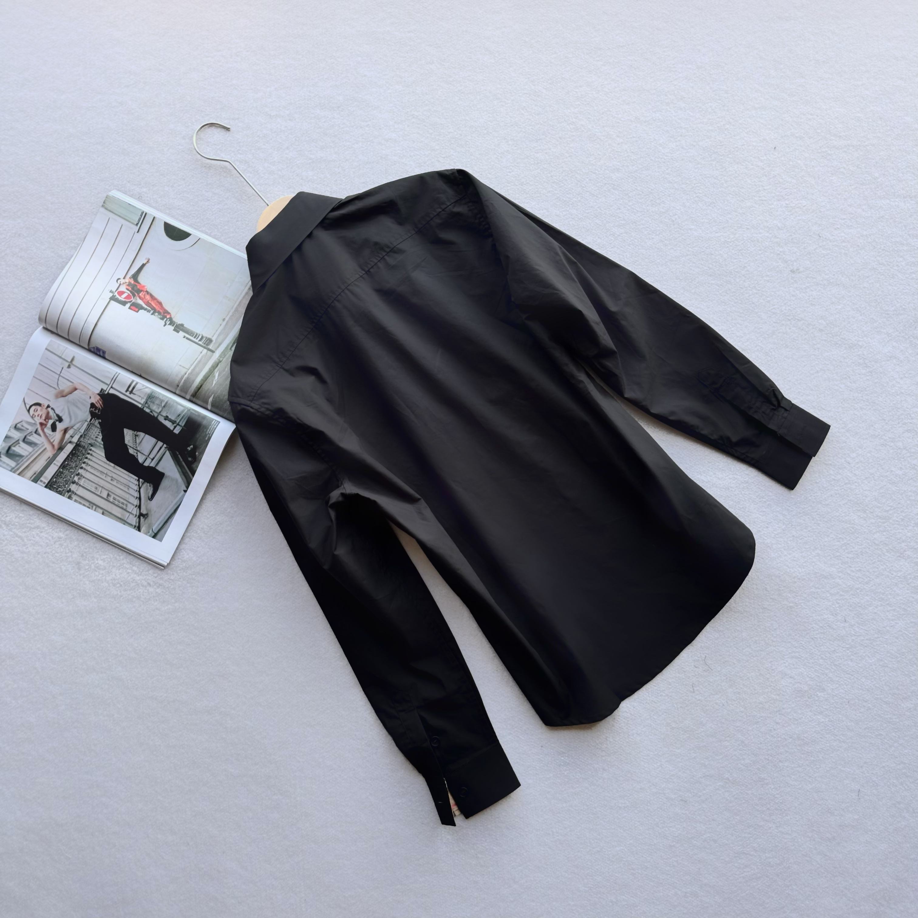 💰125 BURBERRY/巴宝莉海外专柜长袖衬衫
官网同步发售,所有男人的衣橱都应该拥有几件衬衫,不分年龄,
衬衫更具有男人的型格魅力,注入英伦气质的元素,呈现非凡上身风采。
门襟平整工艺的设计理念,使门襟更为平整,穿着更为挺阔有型,
无论搭配正装或者休闲装,都非常适合。而平整工艺,门襟采用3层门襟缝合工艺,显得服站,不易褶皱,
不易变形。客供定制100%精梳棉面料,双色织线,面料色泽醒目,在阳光下 非常的亮眼,而柔软亲肤舒适的贴身穿着,吸湿透气,布面柔软,而不软塌,利落干练帅气优雅的上身表现。
胸前品牌剌绣LOGO,刺绣工艺精致 图案饱满立体有型,走针非常精准,凸显品牌形象,衣领 领角用纽扣固定,持久穿着不易变形,保证了穿着更加板正。
袖囗设计双纽扣设计,可随意调节,简洁清爽,穿着更舒适。
颜色:黑色 藏青色 白色
尺码:S-XXL
衣长 胸围 肩宽 袖长
S 75.5 106 48 63
M 76.5 110 49 64
L 77.5 114 50 65
XL 79.5 118 51 66
XXL 81.5 122 52 67