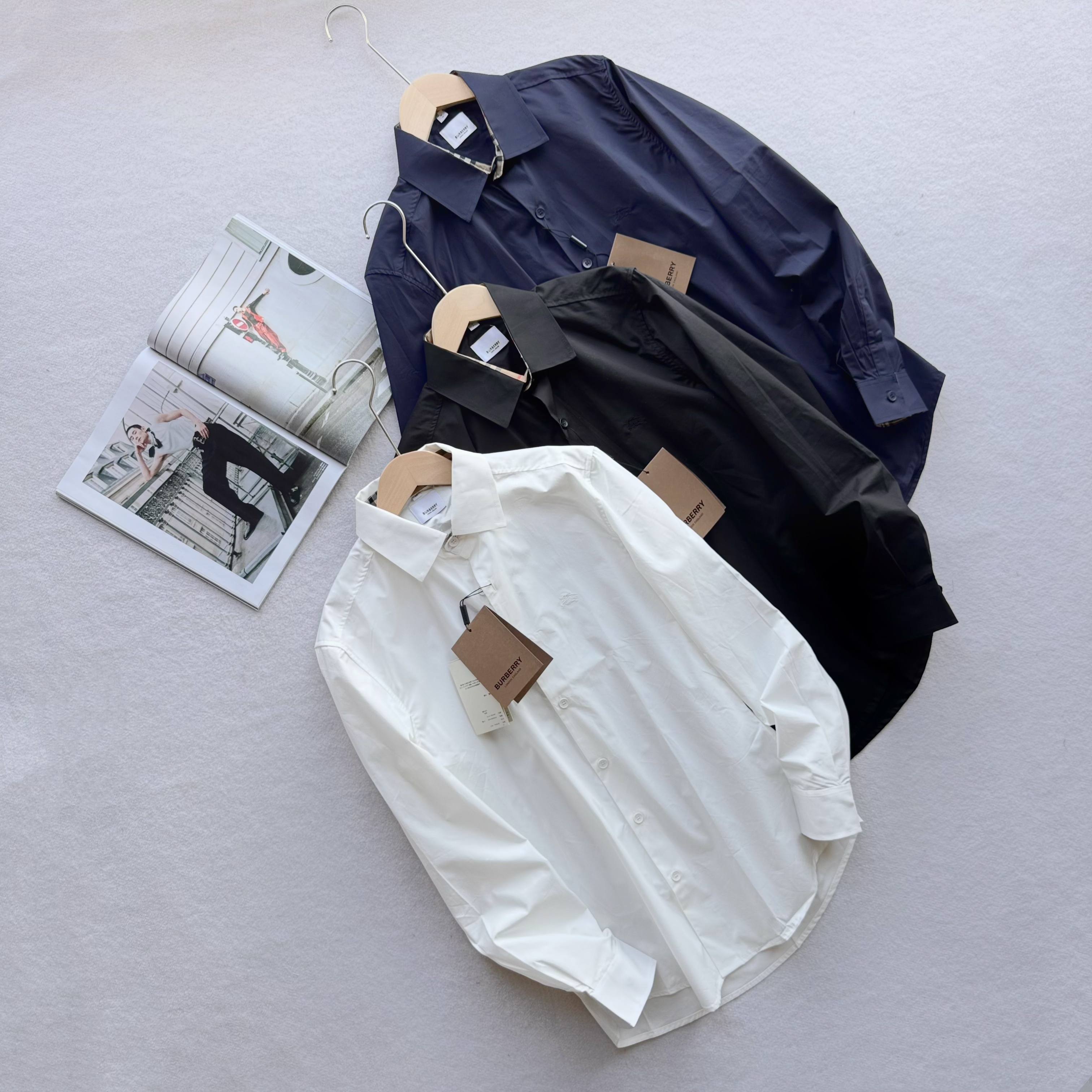 💰125 BURBERRY/巴宝莉海外专柜长袖衬衫
官网同步发售,所有男人的衣橱都应该拥有几件衬衫,不分年龄,
衬衫更具有男人的型格魅力,注入英伦气质的元素,呈现非凡上身风采。
门襟平整工艺的设计理念,使门襟更为平整,穿着更为挺阔有型,
无论搭配正装或者休闲装,都非常适合。而平整工艺,门襟采用3层门襟缝合工艺,显得服站,不易褶皱,
不易变形。客供定制100%精梳棉面料,双色织线,面料色泽醒目,在阳光下 非常的亮眼,而柔软亲肤舒适的贴身穿着,吸湿透气,布面柔软,而不软塌,利落干练帅气优雅的上身表现。
胸前品牌剌绣LOGO,刺绣工艺精致 图案饱满立体有型,走针非常精准,凸显品牌形象,衣领 领角用纽扣固定,持久穿着不易变形,保证了穿着更加板正。
袖囗设计双纽扣设计,可随意调节,简洁清爽,穿着更舒适。
颜色:黑色 藏青色 白色
尺码:S-XXL
衣长 胸围 肩宽 袖长
S 75.5 106 48 63
M 76.5 110 49 64
L 77.5 114 50 65
XL 79.5 118 51 66
XXL 81.5 122 52 67