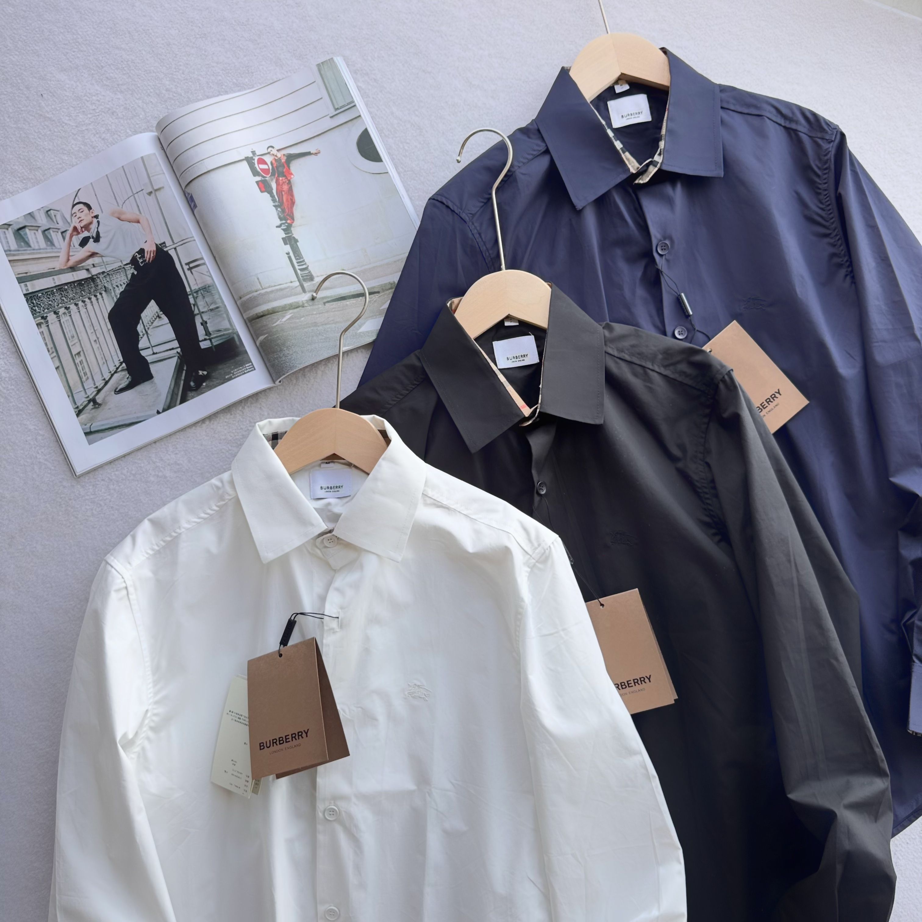 💰125 BURBERRY/巴宝莉海外专柜长袖衬衫
官网同步发售,所有男人的衣橱都应该拥有几件衬衫,不分年龄,
衬衫更具有男人的型格魅力,注入英伦气质的元素,呈现非凡上身风采。
门襟平整工艺的设计理念,使门襟更为平整,穿着更为挺阔有型,
无论搭配正装或者休闲装,都非常适合。而平整工艺,门襟采用3层门襟缝合工艺,显得服站,不易褶皱,
不易变形。客供定制100%精梳棉面料,双色织线,面料色泽醒目,在阳光下 非常的亮眼,而柔软亲肤舒适的贴身穿着,吸湿透气,布面柔软,而不软塌,利落干练帅气优雅的上身表现。
胸前品牌剌绣LOGO,刺绣工艺精致 图案饱满立体有型,走针非常精准,凸显品牌形象,衣领 领角用纽扣固定,持久穿着不易变形,保证了穿着更加板正。
袖囗设计双纽扣设计,可随意调节,简洁清爽,穿着更舒适。
颜色:黑色 藏青色 白色
尺码:S-XXL
衣长 胸围 肩宽 袖长
S 75.5 106 48 63
M 76.5 110 49 64
L 77.5 114 50 65
XL 79.5 118 51 66
XXL 81.5 122 52 67