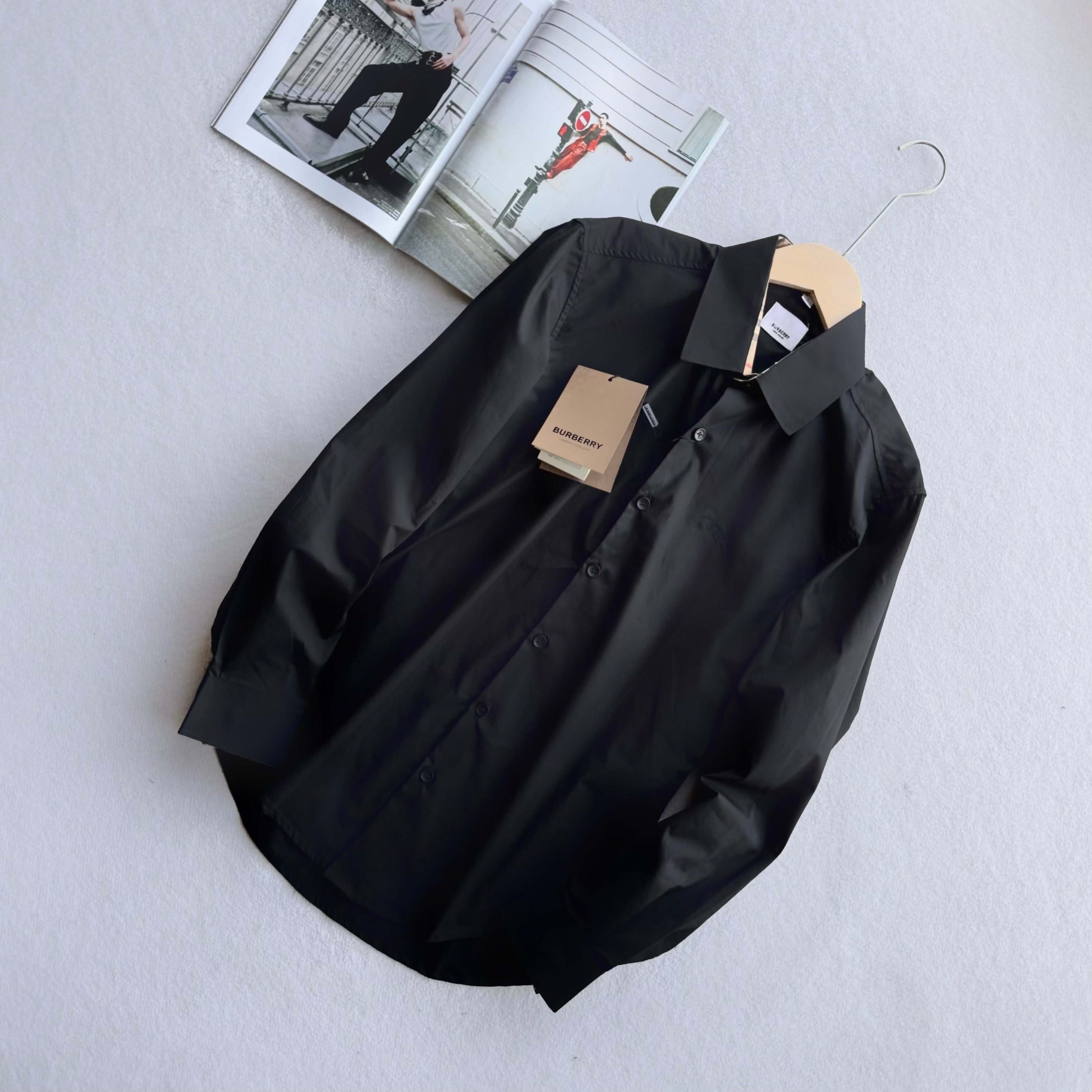 💰125 BURBERRY/巴宝莉海外专柜长袖衬衫
官网同步发售,所有男人的衣橱都应该拥有几件衬衫,不分年龄,
衬衫更具有男人的型格魅力,注入英伦气质的元素,呈现非凡上身风采。
门襟平整工艺的设计理念,使门襟更为平整,穿着更为挺阔有型,
无论搭配正装或者休闲装,都非常适合。而平整工艺,门襟采用3层门襟缝合工艺,显得服站,不易褶皱,
不易变形。客供定制100%精梳棉面料,双色织线,面料色泽醒目,在阳光下 非常的亮眼,而柔软亲肤舒适的贴身穿着,吸湿透气,布面柔软,而不软塌,利落干练帅气优雅的上身表现。
胸前品牌剌绣LOGO,刺绣工艺精致 图案饱满立体有型,走针非常精准,凸显品牌形象,衣领 领角用纽扣固定,持久穿着不易变形,保证了穿着更加板正。
袖囗设计双纽扣设计,可随意调节,简洁清爽,穿着更舒适。
颜色:黑色 藏青色 白色
尺码:S-XXL
衣长 胸围 肩宽 袖长
S 75.5 106 48 63
M 76.5 110 49 64
L 77.5 114 50 65
XL 79.5 118 51 66
XXL 81.5 122 52 67