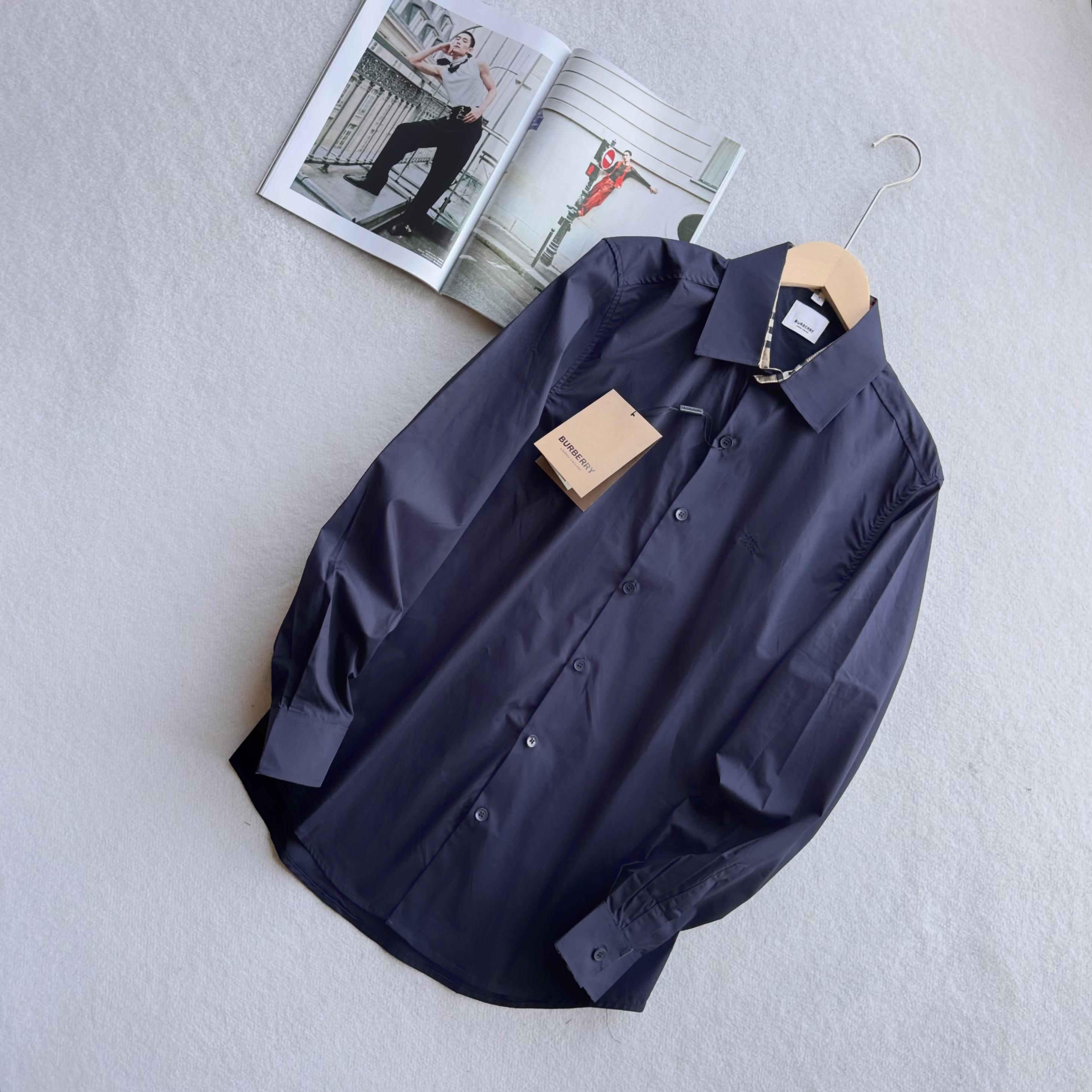 💰125 BURBERRY/巴宝莉海外专柜长袖衬衫
官网同步发售,所有男人的衣橱都应该拥有几件衬衫,不分年龄,
衬衫更具有男人的型格魅力,注入英伦气质的元素,呈现非凡上身风采。
门襟平整工艺的设计理念,使门襟更为平整,穿着更为挺阔有型,
无论搭配正装或者休闲装,都非常适合。而平整工艺,门襟采用3层门襟缝合工艺,显得服站,不易褶皱,
不易变形。客供定制100%精梳棉面料,双色织线,面料色泽醒目,在阳光下 非常的亮眼,而柔软亲肤舒适的贴身穿着,吸湿透气,布面柔软,而不软塌,利落干练帅气优雅的上身表现。
胸前品牌剌绣LOGO,刺绣工艺精致 图案饱满立体有型,走针非常精准,凸显品牌形象,衣领 领角用纽扣固定,持久穿着不易变形,保证了穿着更加板正。
袖囗设计双纽扣设计,可随意调节,简洁清爽,穿着更舒适。
颜色:黑色 藏青色 白色
尺码:S-XXL
衣长 胸围 肩宽 袖长
S 75.5 106 48 63
M 76.5 110 49 64
L 77.5 114 50 65
XL 79.5 118 51 66
XXL 81.5 122 52 67