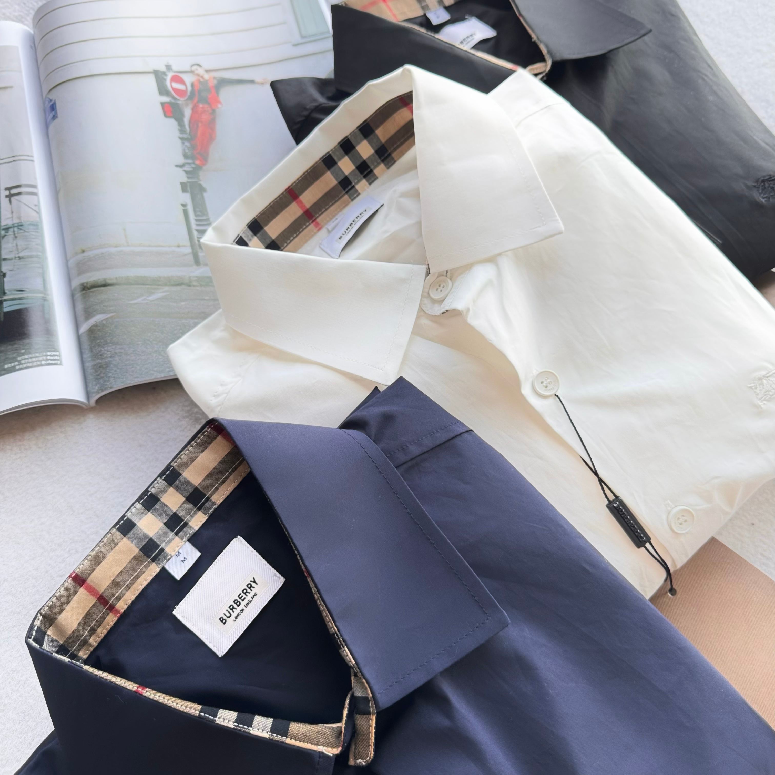 💰125 BURBERRY/巴宝莉海外专柜长袖衬衫
官网同步发售,所有男人的衣橱都应该拥有几件衬衫,不分年龄,
衬衫更具有男人的型格魅力,注入英伦气质的元素,呈现非凡上身风采。
门襟平整工艺的设计理念,使门襟更为平整,穿着更为挺阔有型,
无论搭配正装或者休闲装,都非常适合。而平整工艺,门襟采用3层门襟缝合工艺,显得服站,不易褶皱,
不易变形。客供定制100%精梳棉面料,双色织线,面料色泽醒目,在阳光下 非常的亮眼,而柔软亲肤舒适的贴身穿着,吸湿透气,布面柔软,而不软塌,利落干练帅气优雅的上身表现。
胸前品牌剌绣LOGO,刺绣工艺精致 图案饱满立体有型,走针非常精准,凸显品牌形象,衣领 领角用纽扣固定,持久穿着不易变形,保证了穿着更加板正。
袖囗设计双纽扣设计,可随意调节,简洁清爽,穿着更舒适。
颜色:黑色 藏青色 白色
尺码:S-XXL
衣长 胸围 肩宽 袖长
S 75.5 106 48 63
M 76.5 110 49 64
L 77.5 114 50 65
XL 79.5 118 51 66
XXL 81.5 122 52 67