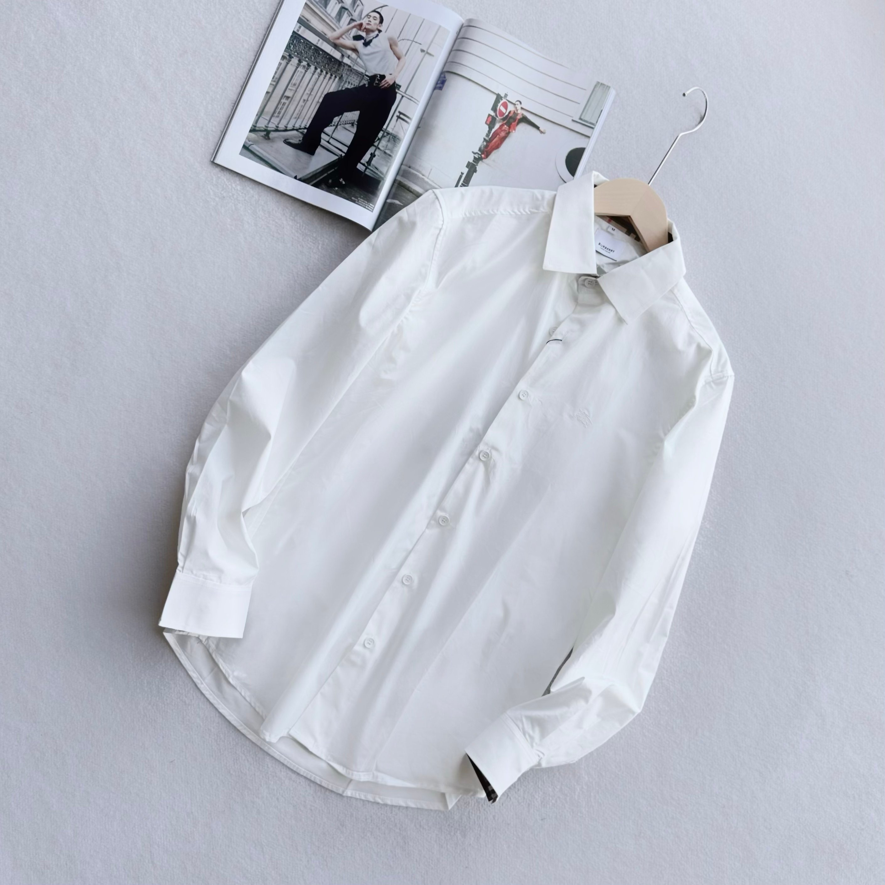 💰125 BURBERRY/巴宝莉海外专柜长袖衬衫
官网同步发售,所有男人的衣橱都应该拥有几件衬衫,不分年龄,
衬衫更具有男人的型格魅力,注入英伦气质的元素,呈现非凡上身风采。
门襟平整工艺的设计理念,使门襟更为平整,穿着更为挺阔有型,
无论搭配正装或者休闲装,都非常适合。而平整工艺,门襟采用3层门襟缝合工艺,显得服站,不易褶皱,
不易变形。客供定制100%精梳棉面料,双色织线,面料色泽醒目,在阳光下 非常的亮眼,而柔软亲肤舒适的贴身穿着,吸湿透气,布面柔软,而不软塌,利落干练帅气优雅的上身表现。
胸前品牌剌绣LOGO,刺绣工艺精致 图案饱满立体有型,走针非常精准,凸显品牌形象,衣领 领角用纽扣固定,持久穿着不易变形,保证了穿着更加板正。
袖囗设计双纽扣设计,可随意调节,简洁清爽,穿着更舒适。
颜色:黑色 藏青色 白色
尺码:S-XXL
衣长 胸围 肩宽 袖长
S 75.5 106 48 63
M 76.5 110 49 64
L 77.5 114 50 65
XL 79.5 118 51 66
XXL 81.5 122 52 67