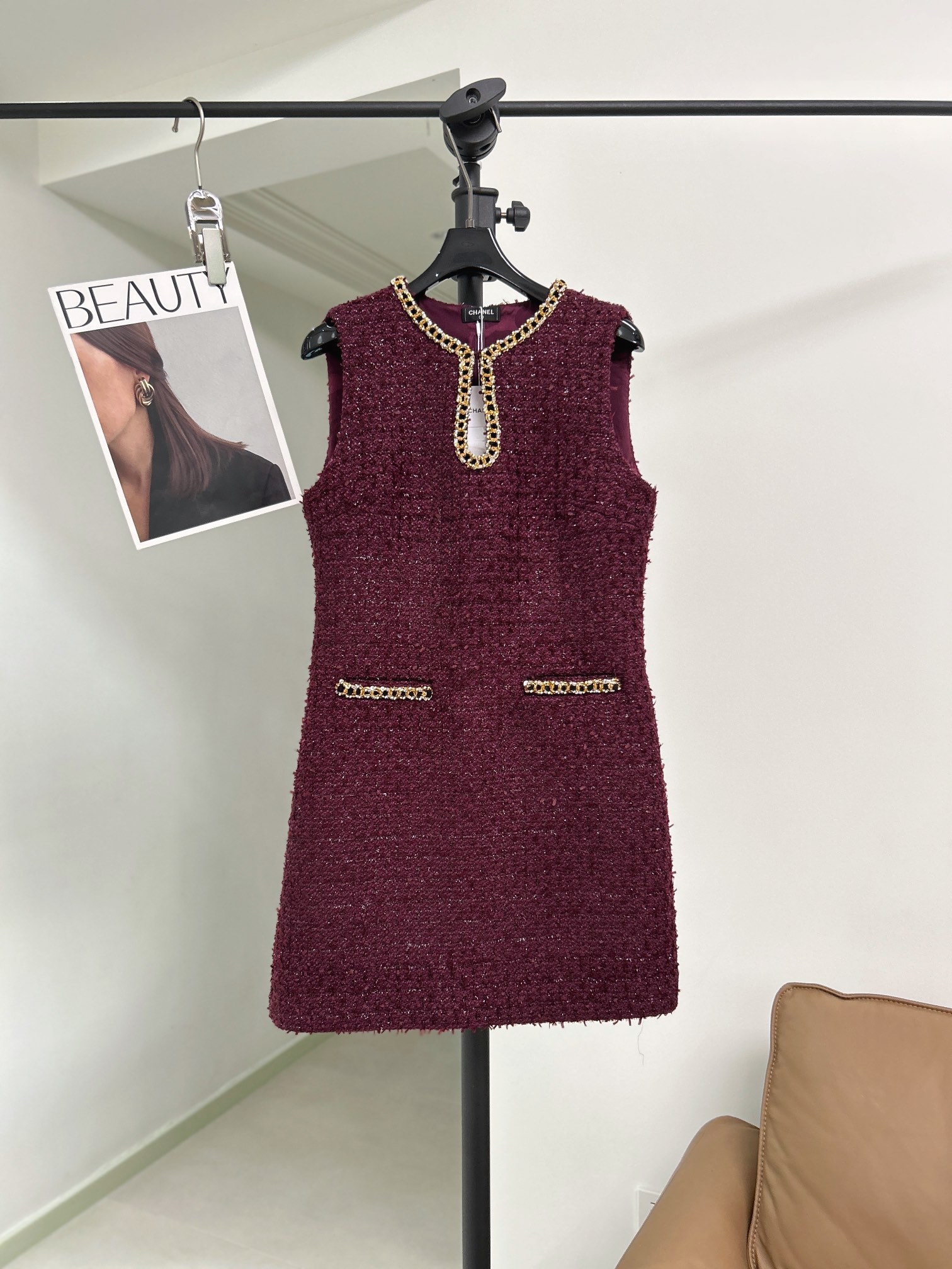NO:723050,——Chane*——The burgundy color is stunning at first glance. It is more retro and white than the real red. The yellow-skinned sisters close their eyes and rush!  The tweed fabric is mixed with fine glitter, sparkling under the light, and full of noble value. The sleeveless version is very tolerant to all body types, and the built-in silhouette can perfectly cover the crotch and hide the flesh. SML, Chanel-clothing, chanel, chanel,19860909——Chane*——一眼沦陷的酒红色,比正红更复古显白,黄皮姐妹闭眼冲！ 粗花呢面料混着细闪,在灯光下波光粼粼,贵气值拉满.无袖版型对各种身材都很包容,自带的廓形能完美遮胯藏肉.SML,香奈儿-服装,chanel,chanel,,Women's clothing