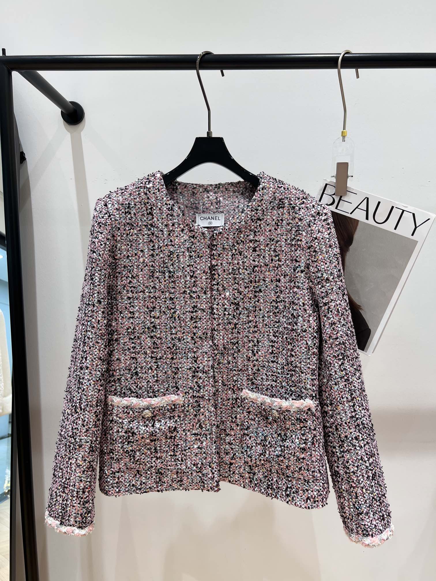 NO:740225,——Chane*——The first fragrance of spring, I will immediately stick to this cherry blossom pink!  The pink, white and black blended tweed is like wearing spring cherry blossoms on the body. The fabric is also mixed with fine sequins, blingbling in the sun, gentle and noble. SML,,chanel,19860909——Chane*——春天的第一件小香风,我直接锁死这件樱花粉！ 粉白黑混纺的粗花呢,像把春日樱花穿在身上,面料里还混着细闪亮片,阳光下blingbling的,温柔又显贵.SML,,chanel,,Women's clothing