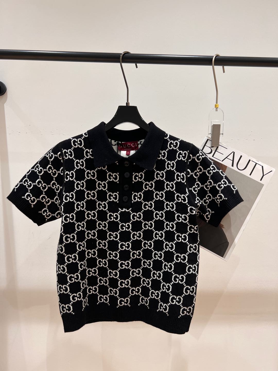 NO:295991,——Gucc*——2025 early spring new knitted short-sleeved Polo shirt, on sale on the official website, both front and back, many bloggers same style, SML, gucci, T-shirt, alexander wang19860909——Gucc*——2025早春新款针织短袖Polo衫,官网在售,正反两穿,,超多博主同款,SML,,gucci,T-shirt,alexander wang,Women's clothing