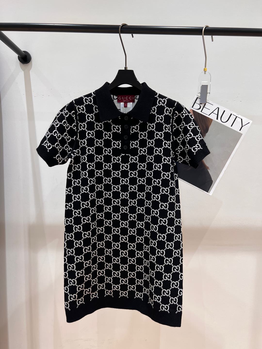 NO:295987,——Gucc*—2025 early spring new knitted small lapel dress, on sale on the official website, wear both front and back, classic jacquard, the upper body has a very lined feel, fashionable big brand SML, gucci, skirts, alexander wang19860909——Gucc*——2025早春新款针织小翻领连衣裙,官网在售,正反两穿,经典提花,上身极具线条感,洋气大牌SML,,gucci,skirts,alexander wang,Women's clothing