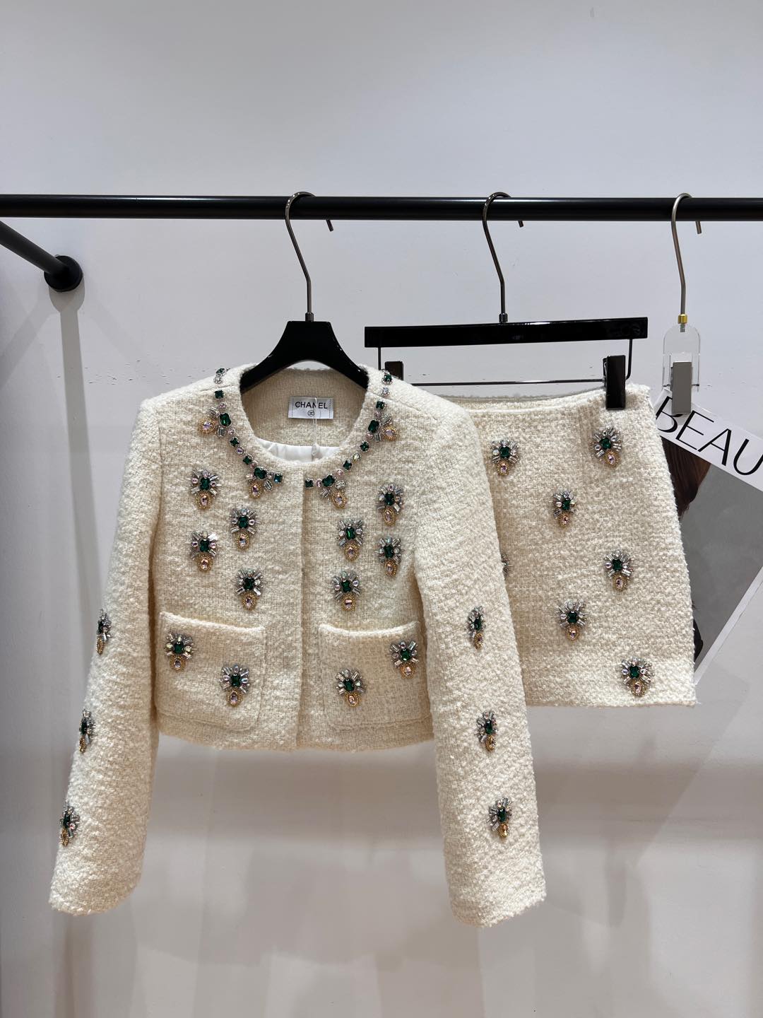 NO:295981,——Chane*—2025 early spring new heavy-duty small fragrance style set, super heavy industry purely hand-made styling process, visible heavy industry, famous lady temperament must enter SML, chanel, alexander wang19860909——Chane*——2025早春新款重磅小香风套装,超级重工的纯手工打造钉花工艺,肉眼可见的重工,名媛气质小姐姐必入SML,,chanel,alexander wang,Women's clothing