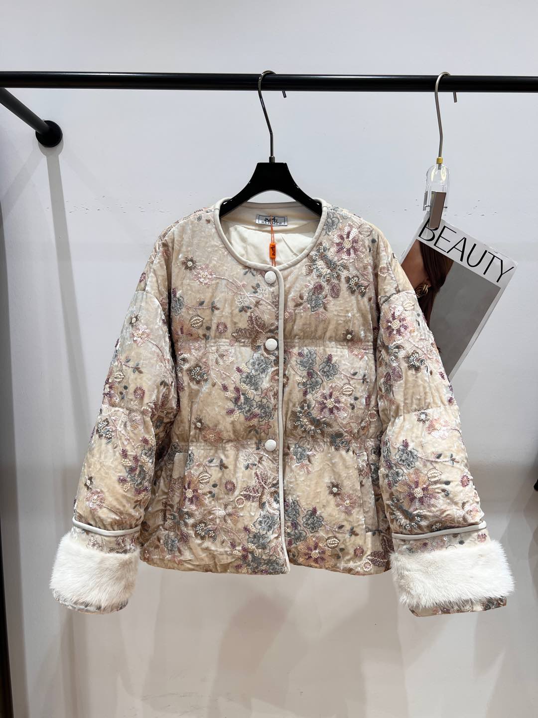 NO:295972,——HERME*—New velvet mink down jacket with autumn and winter, a super heavy craftsmanship down jacket, full of embroidered beads, light luxury and fashionable, cuff splicing Danish imported mink, sheepskin edge, inner liner filled with 90 white goose down jacket, fashionable upper body and huge warm SMLXL, hermes, down jacket, sheepskin, alexander wang19860909——HERME*——秋冬新款丝绒水貂羽绒服,超级重工艺的一件羽绒服,满身绣花钉珠,轻奢时尚,袖口拼接丹麦进口水貂,羊皮包边,内胆填充90白鹅绒,版型时尚上身又巨保暖SMLXL,,hermes,down jacket,sheepskin,alexander wang,Women's clothing