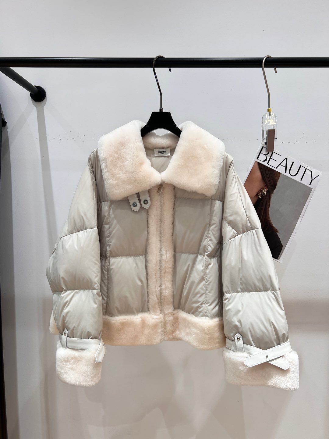 NO:295969,——CELIN*—New down jacket leather with autumn and winter, splicing and fur, small lapel design, fashionable and age-reducing, inner liner filled with 90 white goose down, style upper body fashion trend, celine, down jacket, alexander wang19860909——CELIN*——秋冬新款羽绒服皮,拼接皮毛一体,小翻领设计,时尚减龄,内胆填充90白鹅绒,版型上身时尚潮流,,celine,down jacket,alexander wang,Women's clothing