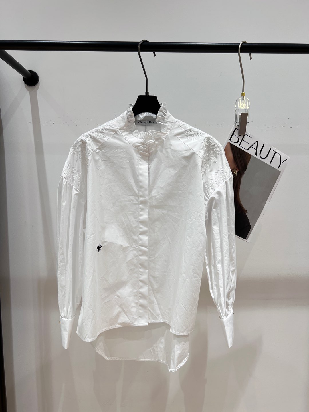 NO:295963,——Dio*——A new early spring fungus collar shirt, classic embroidery of little bee embroidery, three-dimensional embroidery on the shoulders, all buttons are made of custom pearl hardware buckles, full of texture SML,,dior,alexander wang19860909——Dio*——早春新款木耳领衬衣,经典刺绣小蜜蜂绣花,肩膀处立体绣花,扣子全部采用定制珍珠五金扣,质感满满SML,,dior,alexander wang,Women's clothing
