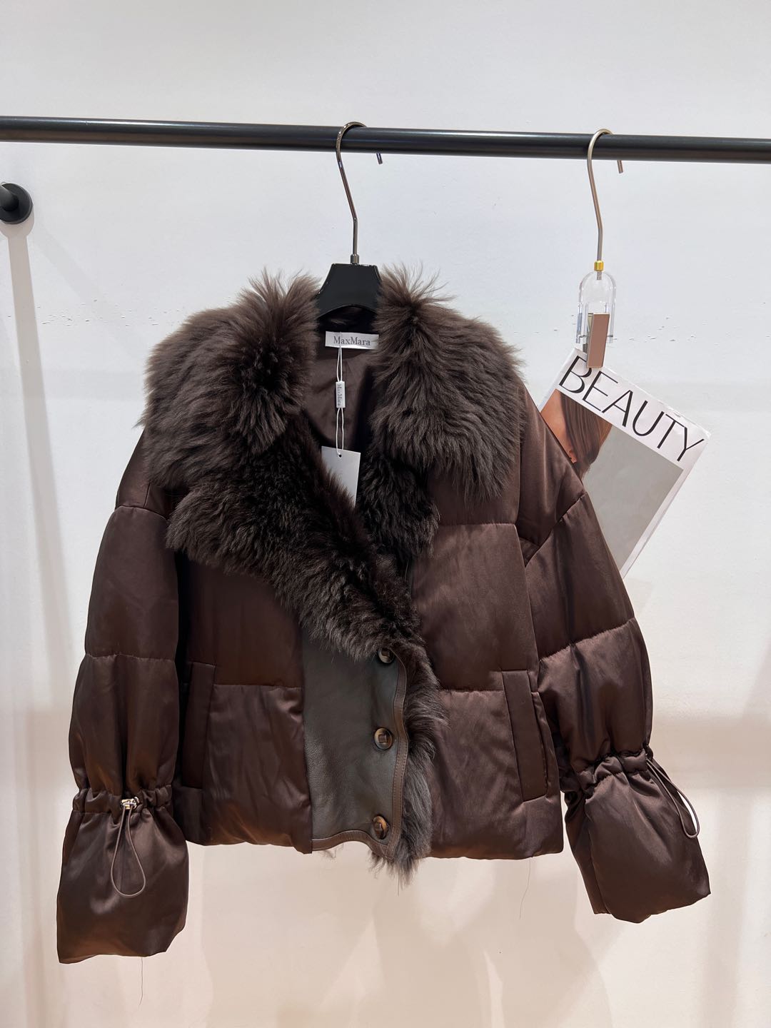 NO:295989,——MAX MAR*—New down jacket for autumn and winter, Tuscan fur lapel, cuff drawstring design, adjustable, full design sense, 90 white goose down jacket, light and warm upper body SMLXL, down jacket, alexander wang19860909——MAX MAR*——秋冬新款羽绒服,托斯卡纳皮毛大翻领,袖口抽绳设计,可调节,设计感满满,内胆填充90白鹅绒,上身又轻又保暖SMLXL,,down jacket,alexander wang,Women's clothing