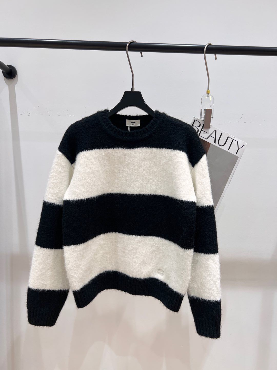 NO:297242,——Celin*——New early spring wool sweater, classic black and white stripes contrasting color, fabric is skin-friendly and not tugging, the upper body is clean and comfortable, SML, celine, sweaters, alexander wang19860909——Celin*——早春新款羊毛毛衣,经典黑白条纹撞色,面料亲肤不扎身,上身干净舒适,SML,,celine,sweaters,alexander wang,Women's clothing