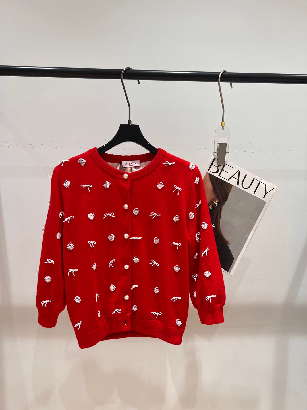 NO:297236,——VALENTIO——A new knitted cardigan in early spring, on sale on the official website, super heavy industry beading process, full of design sense, many internet celebrity bloggers same style, seven-quarter sleeve design, super exquisite upper body SML, valentino, alexander wang19860909——VALENTIO——早春新款针织开衫,官网在售,超级重工的钉珠工艺,设计感十足,超多网红博主同款,七分袖设计,上身超级精致SML,,valentino,alexander wang,Women's clothing