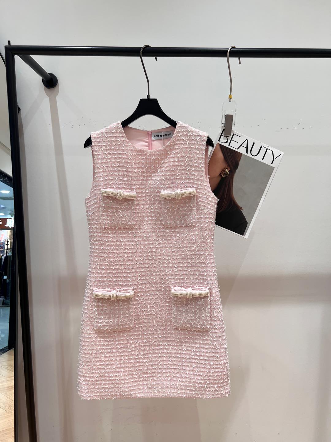 NO:297230,——Self-portrai*——A new early spring small fragrance style dress, on sale on the official website, super heavy-work pure handmade beads, using top-quality water-mill beads with super gentle cherry blossom powder, the upper body is super elegant SML, skirts, alexander wang19860909——Self-portrai*——早春新款小香风连衣裙,官网在售,超级重工纯手工钉珠,采用顶好的水磨珠搭配超级温柔的樱花粉,上身超级显气质SML,,skirts,alexander wang,Women's clothing