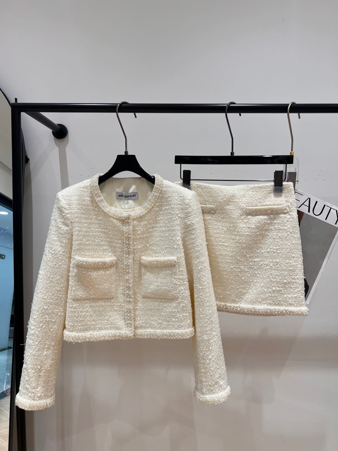 NO:297221,——Self-portrai*——A new early spring small fragrance style set, on sale on the official website, super heavy industry pure handmade beads, using top-quality ink beads, pearl white upper body super elegant SML, alexander wang19860909——Self-portrai*——早春新款小香风套装,官网在售,超级重工纯手工钉珠,采用顶好的水墨珠,珍珠白上身超级显气质SML,,alexander wang,Women's clothing