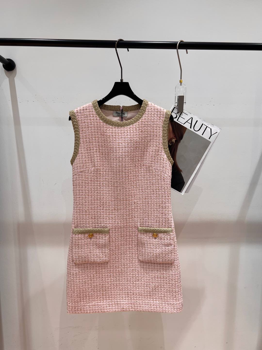 NO:313691,——MIUMI*——2025 early spring new dress, exclusive and exclusive edition, strong line feel, full waistline feel of the upper body, SML, miumiu, skirts, alexander wang19860909——MIUMI*——2025早春新款连衣裙,独家独家开版,版型线条感极强,上身腰线感十足,SML,,miumiu,skirts,alexander wang,Women's clothing