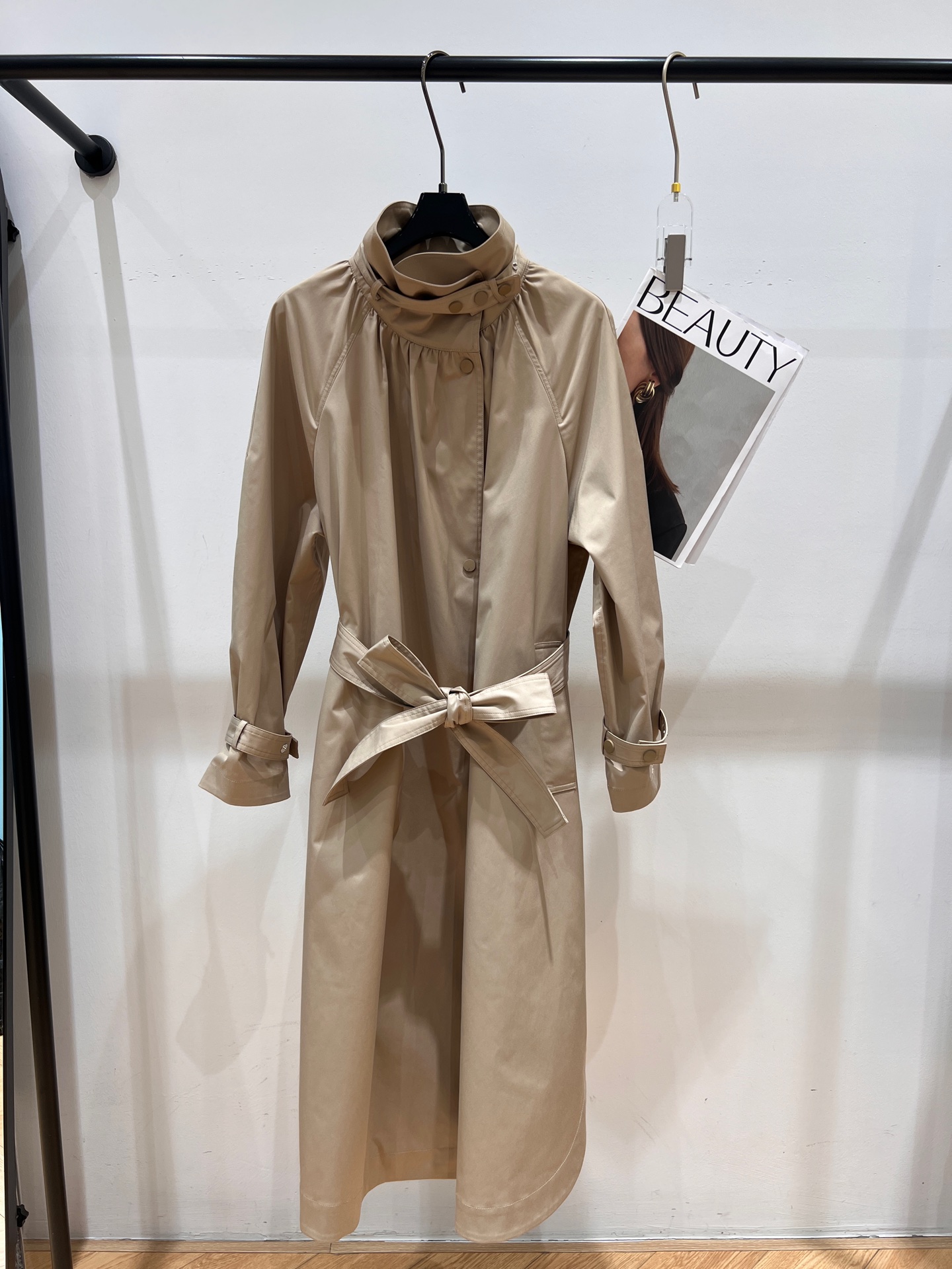 NO:315773,——ICICLE——A new windbreaker for 2025 is going out, with a stand-up skirt style, super fashionable. This is a windbreaker that everyone falls in love with. It is cool and cool, and the upper body is super generous. SML, skirts, alexander wang19860909——ICICLE——2025要出门新款风衣,立领裙型版型,超级洋气,这是一件谁都爱上的一件风衣,可酷可飒,上身超级大方,SML,,skirts,alexander wang,Women's clothing