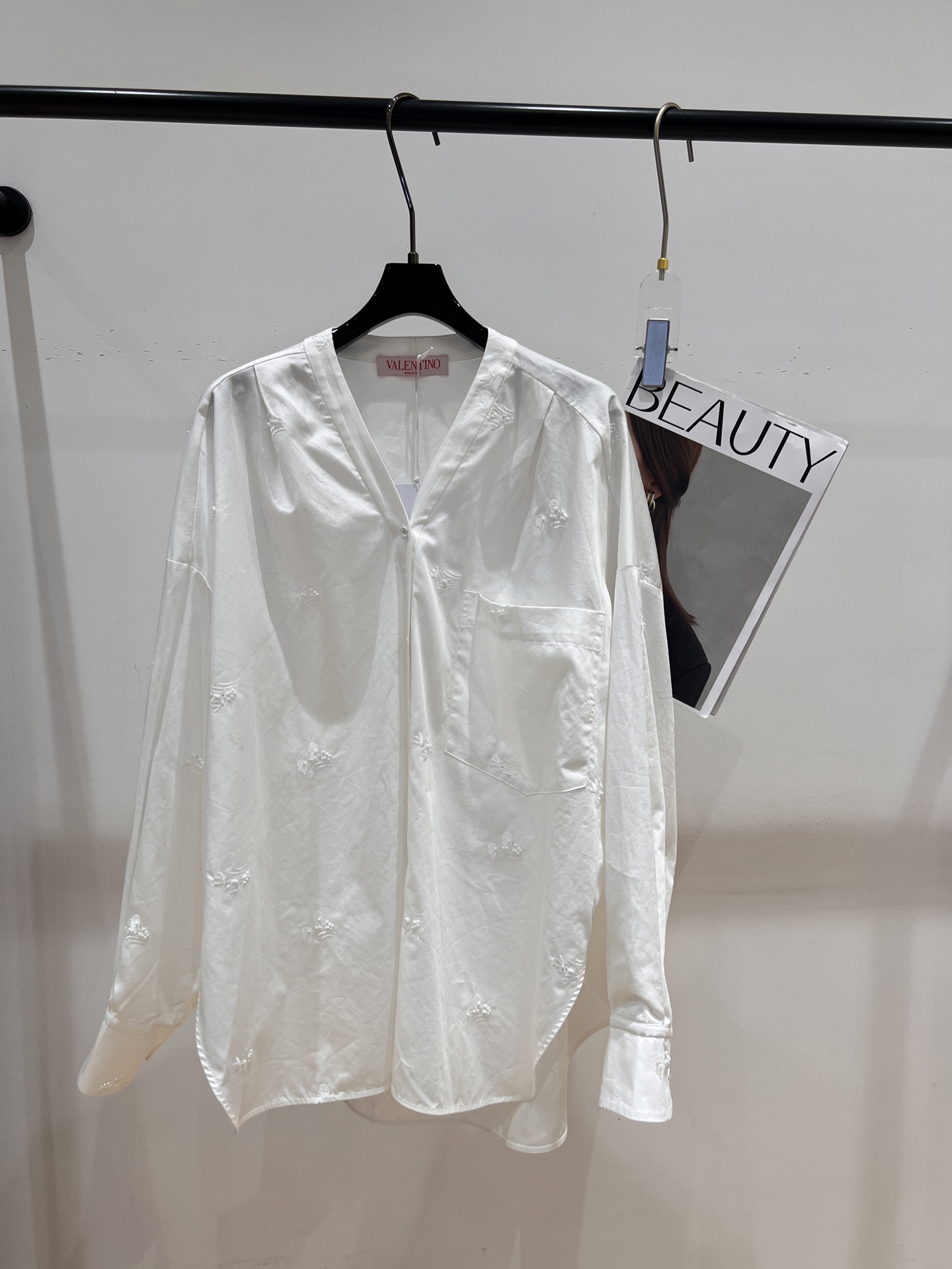 NO:315050,——VALENTIO*——2025 early spring new shirt, a finished product from super heavy industry, adopts three-dimensional embroidery beading process, loose silhouette with French V-neck, fashionable and lazy upper body, SML, valentino, alexander wang19860909——VALENTIO*——2025早春新款衬衣,超级重工的一件成品,采用立体刺绣串珠工艺,宽松廓形搭配法式V领,上身时尚又慵懒,SML,,valentino,alexander wang,Women's clothing