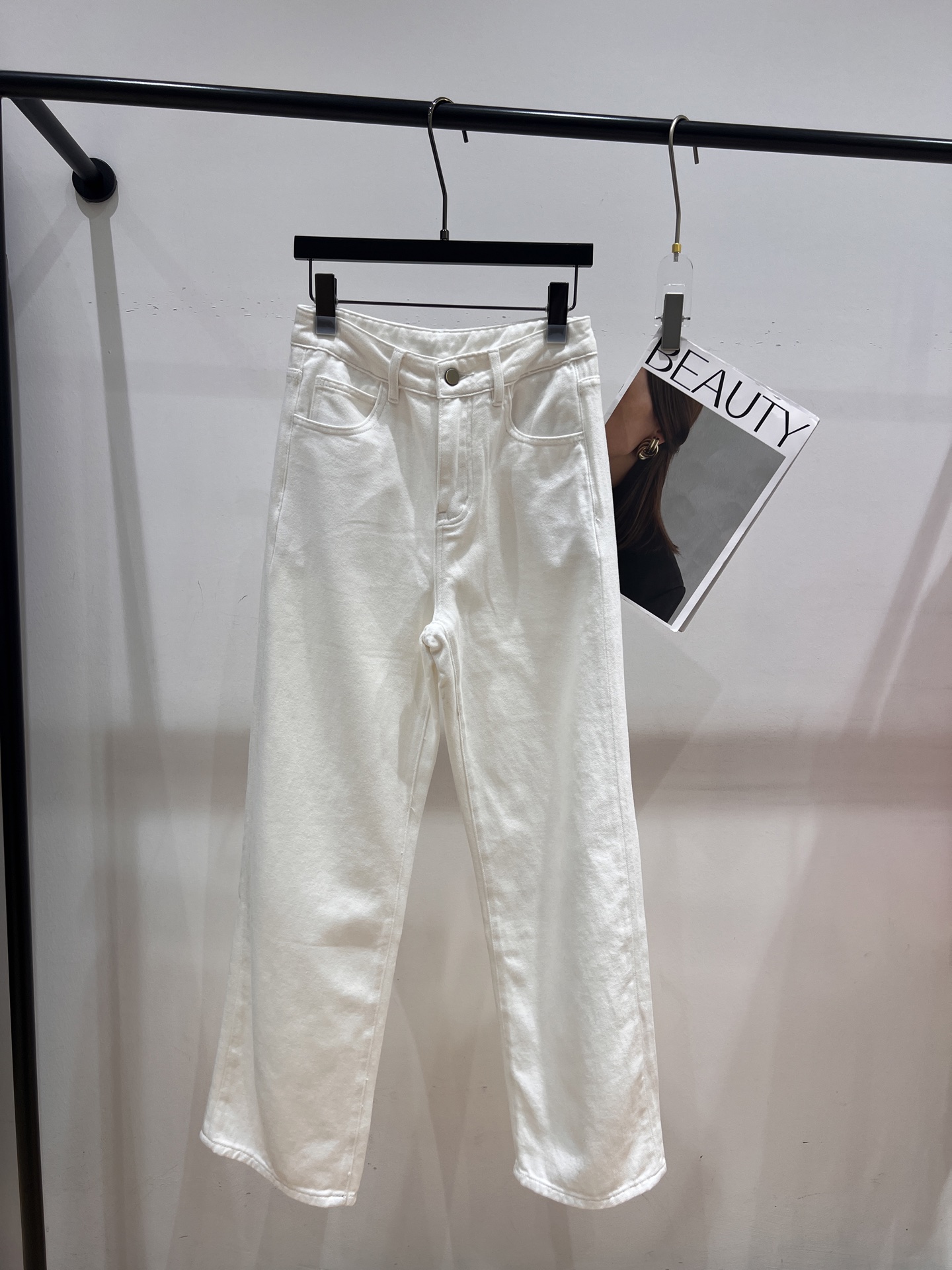 NO:315053,——MIUMI*——2025 early spring new white straight-leg pants, the same style as Liu Wen, the fabric is soft, the skin-friendly, the upper body is very comfortable and it is also particularly slim. All-purpose versatile pants, SMLXL, miumiu, alexander wang19860909——MIUMI*——2025早春新款白色直筒裤,刘雯同款,面料柔软,亲肤细腻,上身巨舒服的同时还特别显瘦,万能百搭神裤,SMLXL,,miumiu,alexander wang,Women's clothing