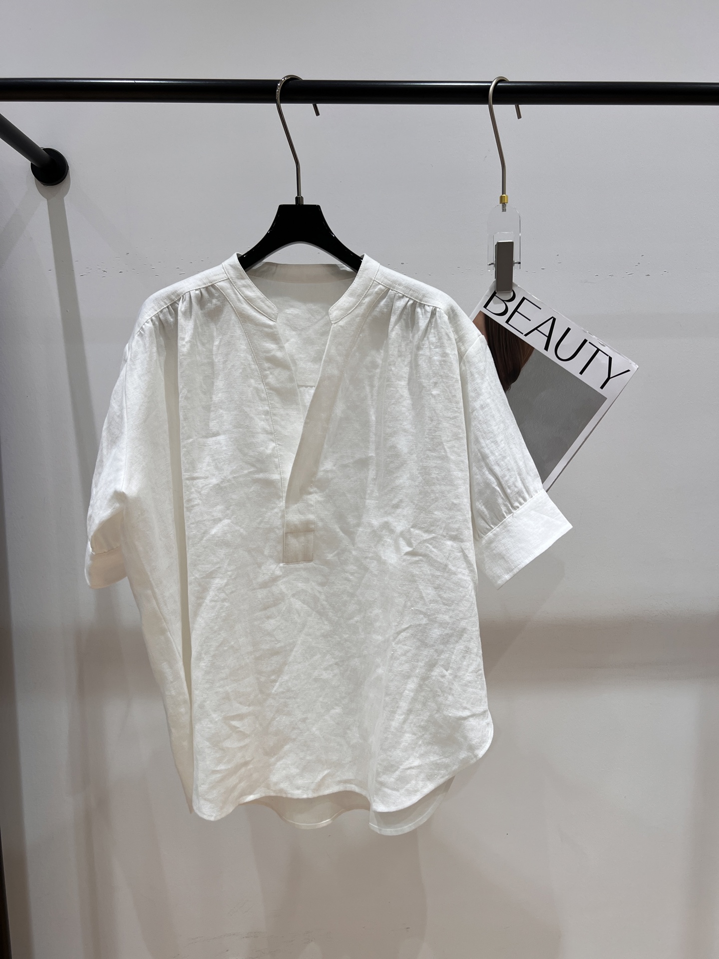 NO:316850,2025 Lavroren's new linen shirt in early spring, loose linen white shirt, interprets a rich French style, and easily wears a leisurely and romantic slack feeling, full hemp fabric, skin-friendly and breathable SML on the upper body, alexander wang198609092025拉夫劳伦早春新款亚麻衬衣,宽松版的亚麻白衬衣,诠释浓郁的法式风情,轻松穿出悠闲浪漫的松弛感,全麻面料,上身亲肤透气SML,,alexander wang,Women's clothing