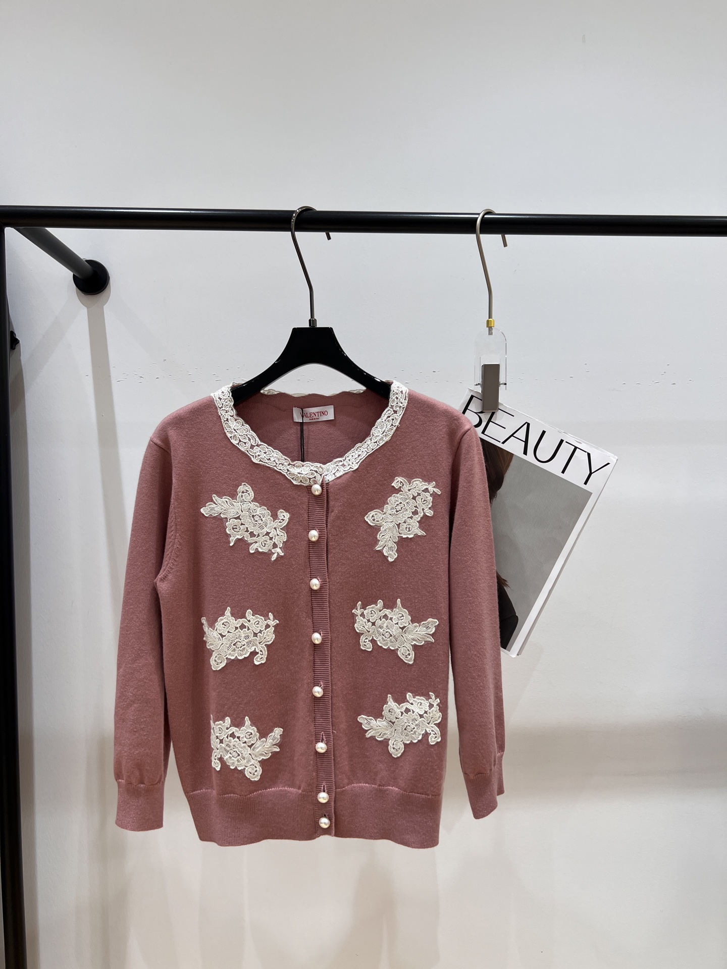NO:316856,——VALENTIO——2025 early spring new wool cardigan, on sale on the official website, spliced ​​lace embroidery craftsmanship, full of celebrity style, soft and skin-friendly fabric SML, valentino, alexander wang19860909——VALENTIO——2025早春新款羊毛开衫,官网在售,拼接蕾丝绣花工艺,名媛风十足,面料柔软亲肤SML,,valentino,alexander wang,Women's clothing