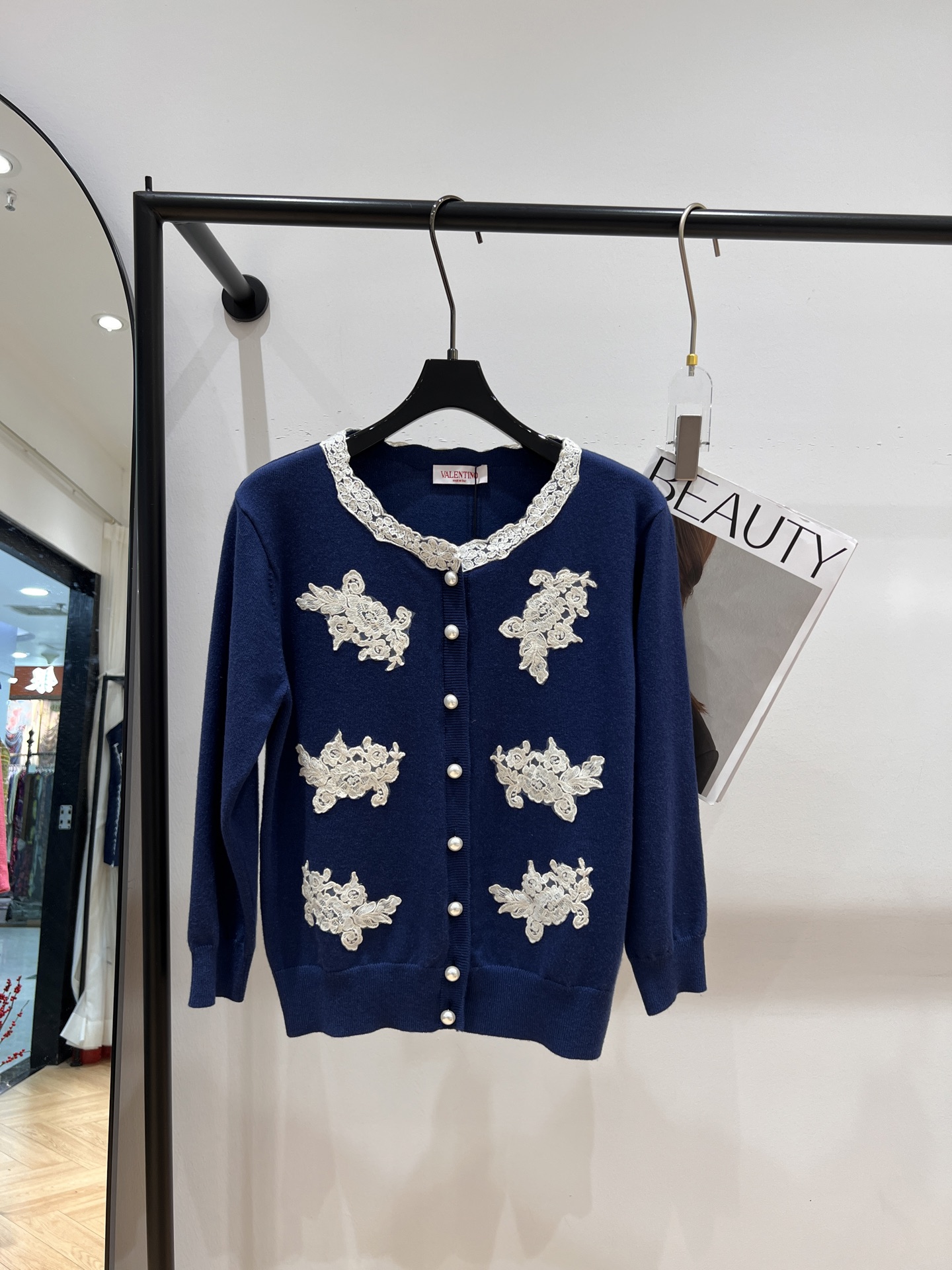 NO:316862,——VALENTIO——2025 early spring new wool cardigan, on sale on the official website, spliced ​​lace embroidery craftsmanship, full of celebrity style, soft and skin-friendly fabric SML, valentino, alexander wang19860909——VALENTIO——2025早春新款羊毛开衫,官网在售,拼接蕾丝绣花工艺,名媛风十足,面料柔软亲肤SML,,valentino,alexander wang,Women's clothing
