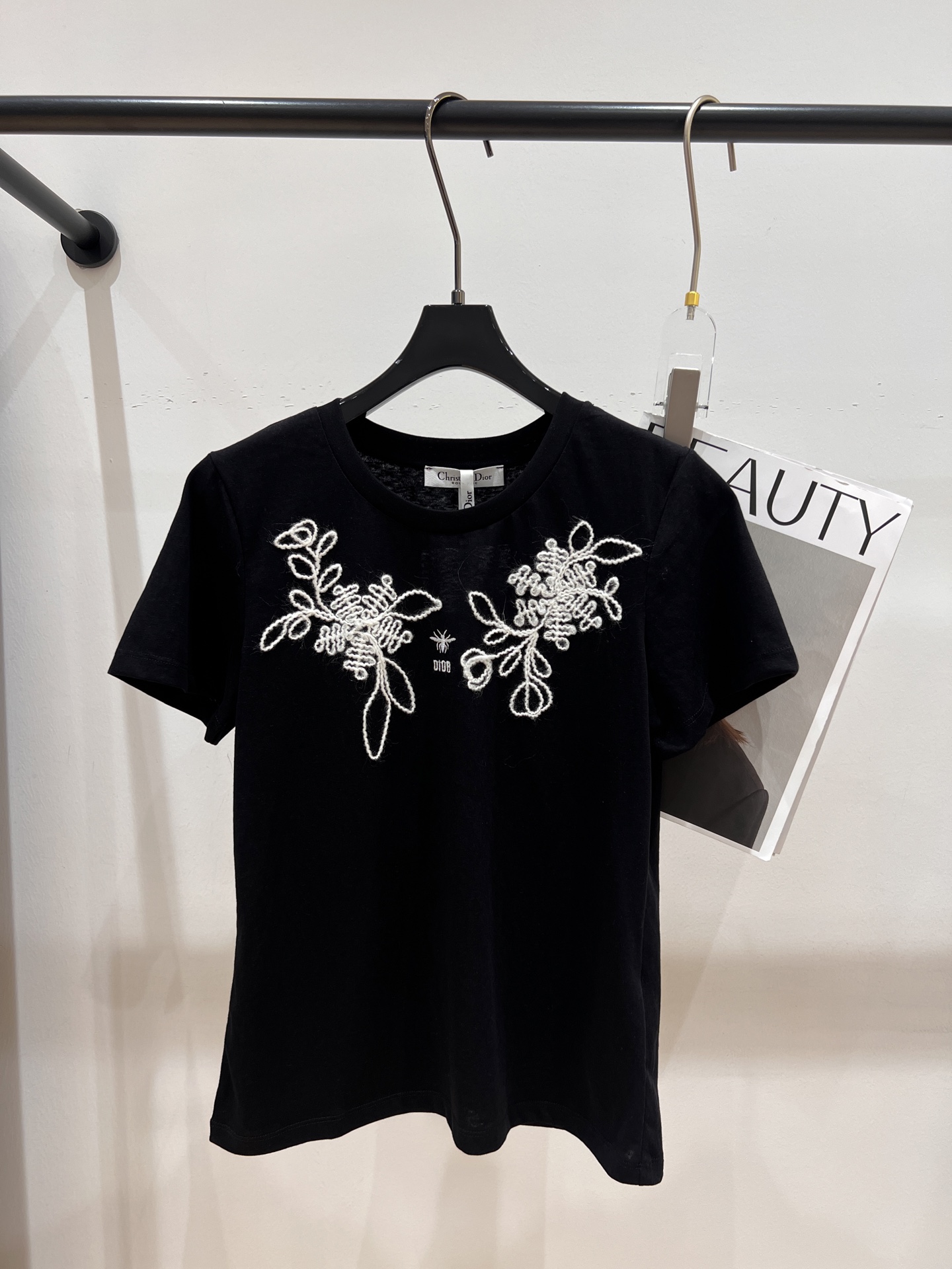 NO:316839,——Dio*——2025 early spring new T-shirt, on sale on the official website, adopts needle threading design technology, adding a bit of casual matching with classic embroidery bee, pure cotton fabric, super comfortable SML,,dior,tees, t-shirt,alexander wang19860909——Dio*——2025早春新款T恤,官网在售,采用穿针走线设计工艺,增添了几分随意搭配经典刺绣小蜜蜂,纯棉面料,超级舒服SML,,dior,tees，t-shirt,alexander wang,Women's clothing