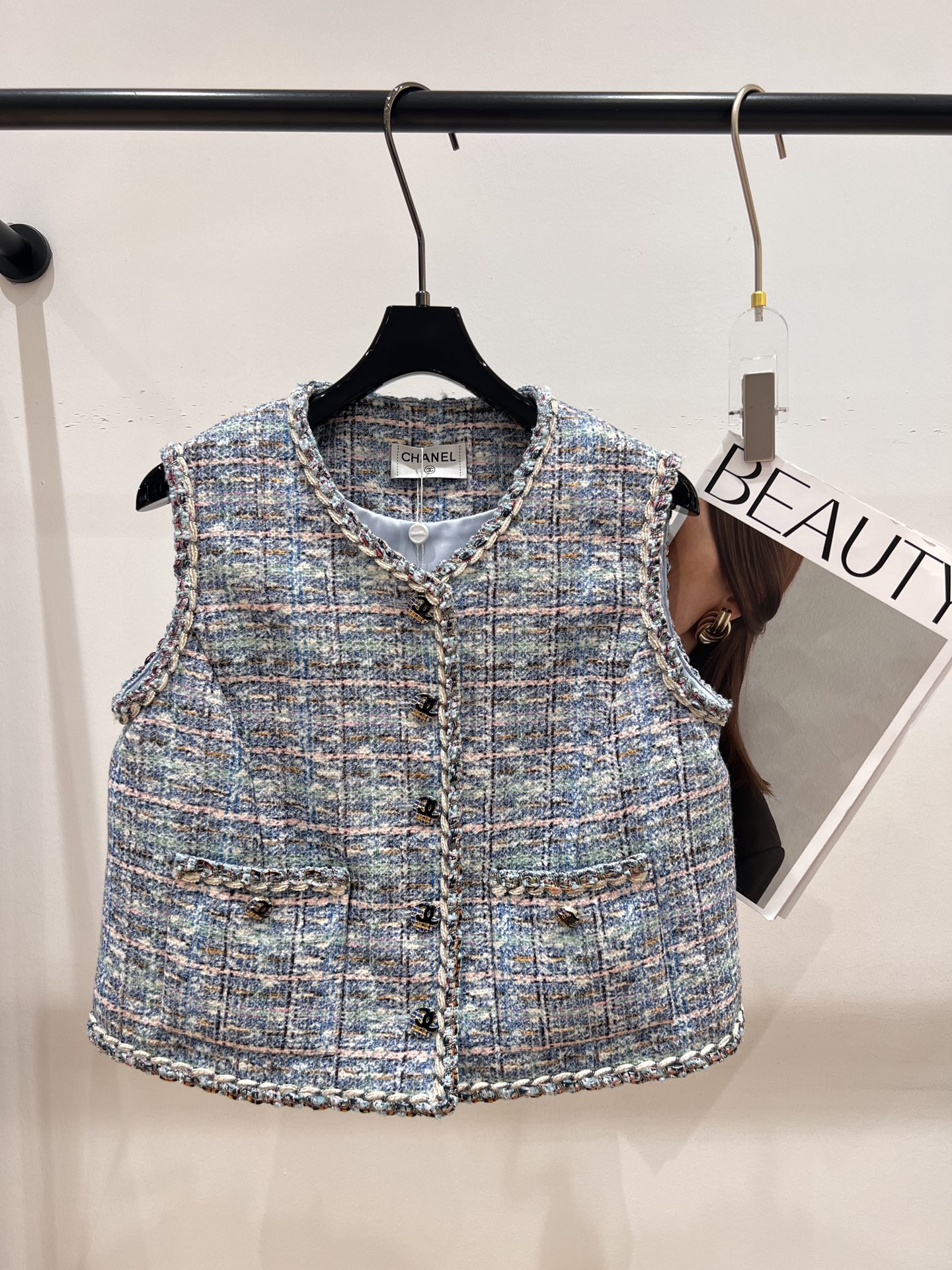 NO:307754,——Chane*—2025 early spring new Xiaoxiang style vest, exclusive edition, super beautiful lake blue color scheme, the upper body looks white and clean, any white T-fitting is a perfect match, SML, chanel, alexander wang19860909——Chane*——2025早春新款小香风马甲,独家开版,超级好看的湖蓝色配色,上身超级显白显干净,随便搭个白T都是绝杀,SML,,chanel,alexander wang,Women's clothing
