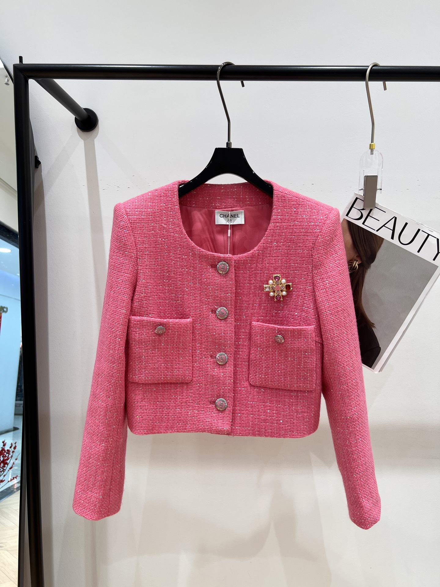 NO:307760,——Chane*—2025 early spring new small fragrance jacket, exclusive edition, customized fabrics with the same color series of mold opening hardware buckles, details are really different, and exquisite custom brooch, the upper body is super fashionable and white, SML, chanel, jackets & coats, brooch, breastpin, alexander wang19860909——Chane*——2025早春新款小香风外套,独家开版,定制面料搭配同色系开模五金扣,细节真的分,赠送精美定制胸针,颜色上身超级洋气显白SML,,chanel,jackets & coats,brooch，breastpin,alexander wang,Women's clothing