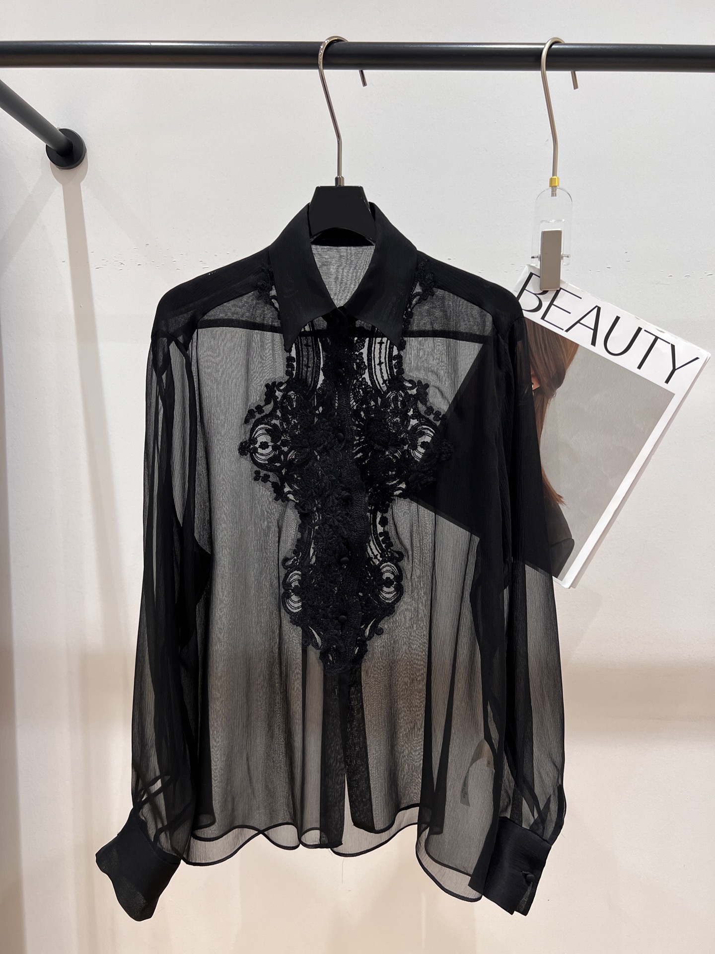 NO:307763,——ERMANNO SCERVIN*——2025 early spring new heavy silk lace shirt, a top luxury brand in Italy, uses heavy industry three-dimensional lace embroidered silk fabric, texture visible to the naked eye SML, real silk, alexander wang19860909——ERMANNO SCERVIN*——2025早春新款重磅真丝蕾丝衬衣,意大利一个顶级奢侈品牌,采用重工立体蕾丝刺绣拼接真丝面料,质感肉眼可见SML,,real silk,alexander wang,Women's clothing