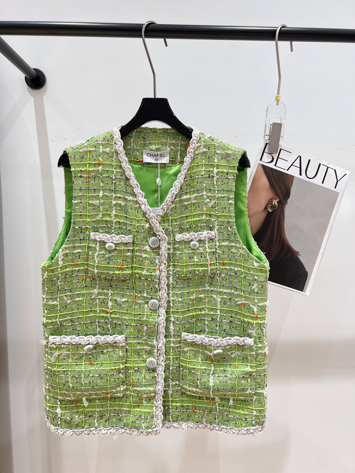 NO:308277,——Chane*——2025 early spring new vest, exclusive customization, super suitable for early spring colors, vibrant bud green, decisive, super white on the upper body, loose style, SML, chanel, alexander wang19860909——Chane*——2025早春新款马甲,独家开版定制,超适合早春的颜色,生机勃勃的嫩芽绿,决绝子,上身超级显白,版型宽松,SML,,chanel,alexander wang,Women's clothing