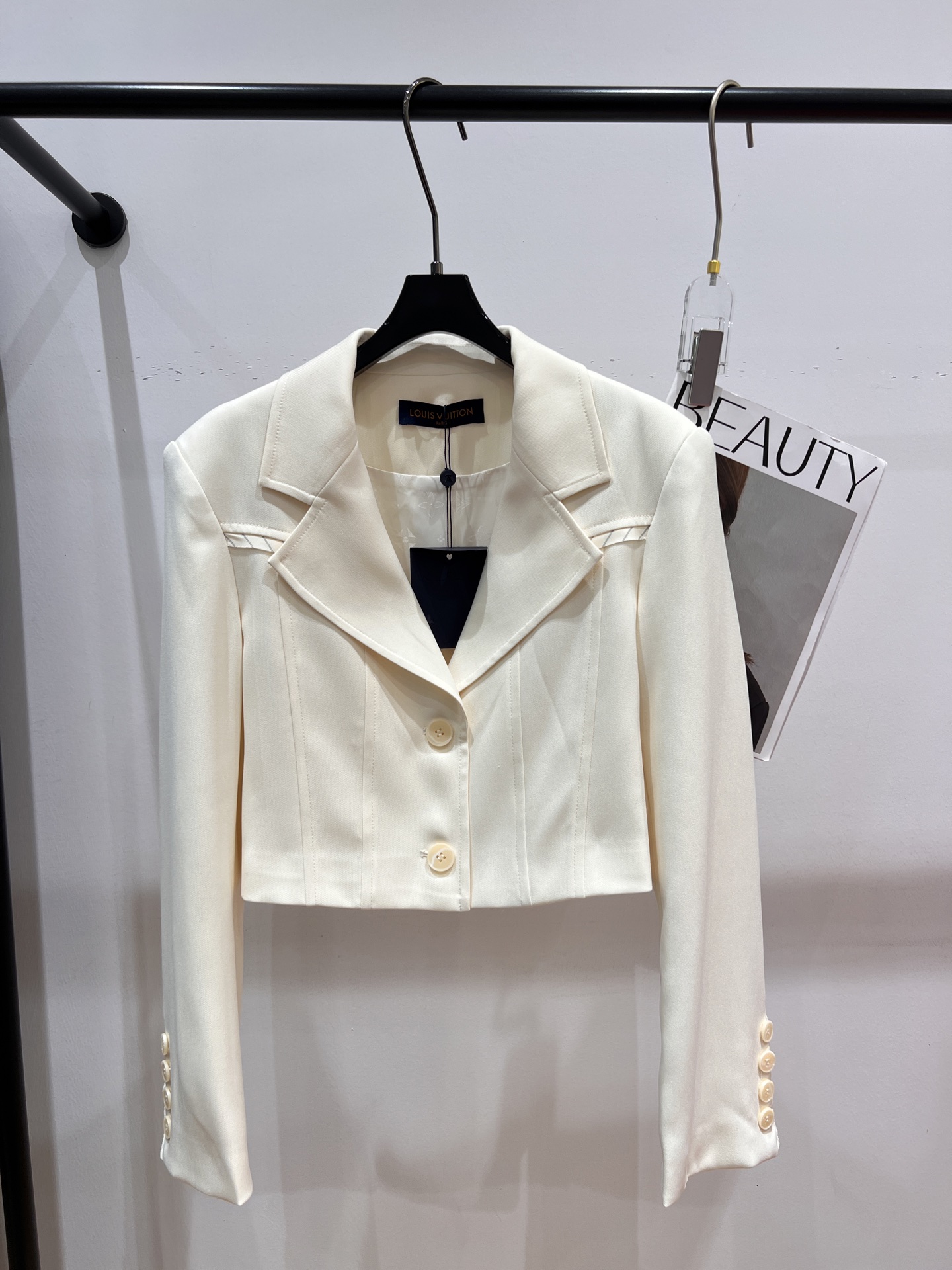 NO:308289,——LV——2025 early spring new short suit, exclusive customization, customized fabric, crisp and stylish style, all linings are made of jacquard lining, full texture, and the upper body is super slim, SML, louis vuitton, business suit, alexander wang19860909——LV——2025早春新款短款西装,独家开版定制,定制面料,版型挺括有型,里布全做了提花里衬,质感拉满,上身超级显三七比例,SML,,louis vuitton,business suit,alexander wang,Women's clothing