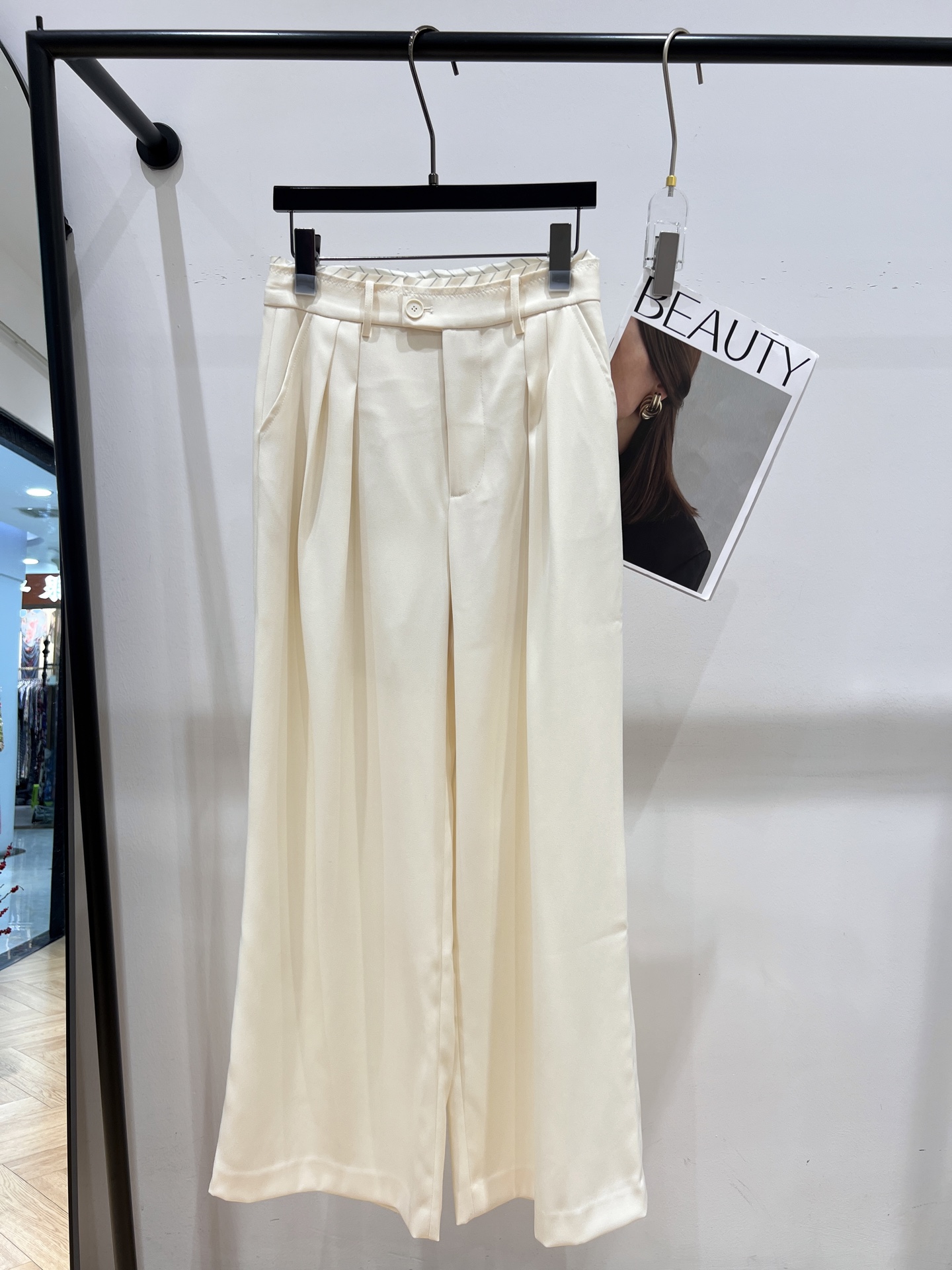NO:308293,——LV—2025 early spring new trousers, exclusive customization, customized fabric, huge style, slimming and long legs, all linings with jacquard lining, full texture, super 37-season proportions on the upper body, SML, louis vuitton, alexander wang19860909——LV——2025早春新款西裤,独家开版定制,定制面料,版型巨显瘦显腿长,里布全做了提花里衬,质感拉满,上身超级显三七比例,SML,,louis vuitton,alexander wang,Women's clothing