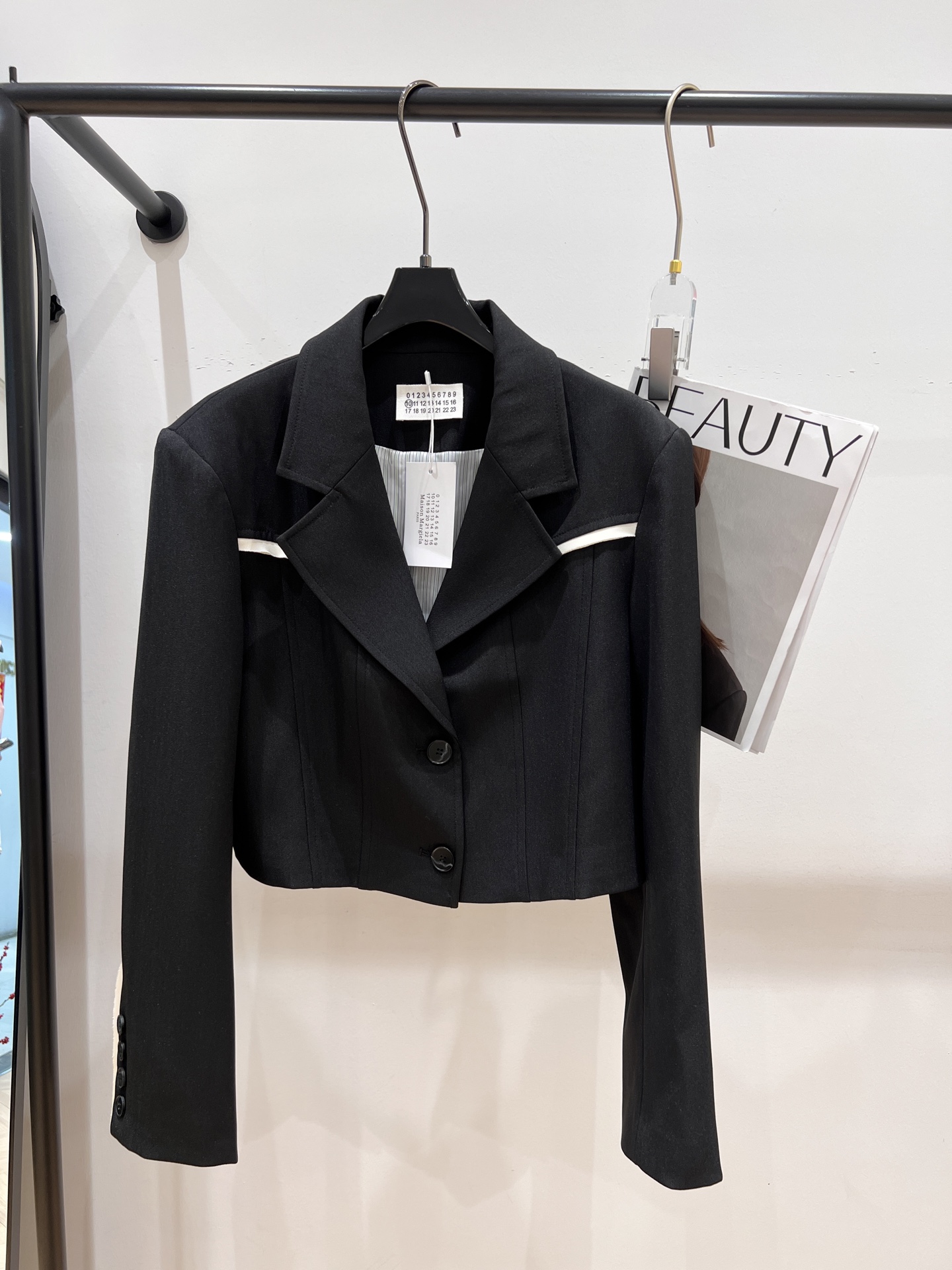 NO:308864,——MM6—2025 early spring new short suit, exclusive customization, customized fabric, crisp and stylish, full texture, super 37-season proportions on the upper body, SML, masion margiela, business suit, alexander wang19860909——MM6——2025早春新款短款西装,独家开版定制,定制面料,版型挺括有型,质感拉满,上身超级显三七比例,SML,,masion margiela,business suit,alexander wang,Women's clothing