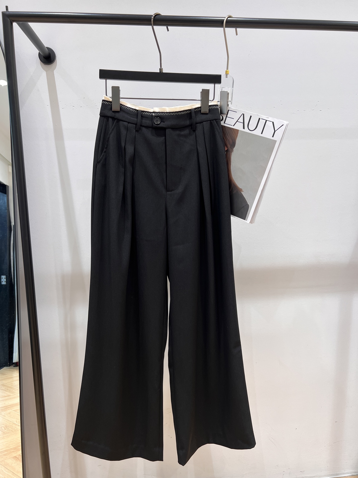 NO:308868,——MM6—2025 early spring new trousers, exclusive customization, customized fabric, huge style, slimming and long legs, full texture, super 37-season proportions on the upper body, SML, masion margiela, alexander wang19860909——MM6——2025早春新款西裤,独家开版定制,定制面料,版型巨显瘦显腿长,质感拉满,上身超级显三七比例,SML,,masion margiela,alexander wang,Women's clothing