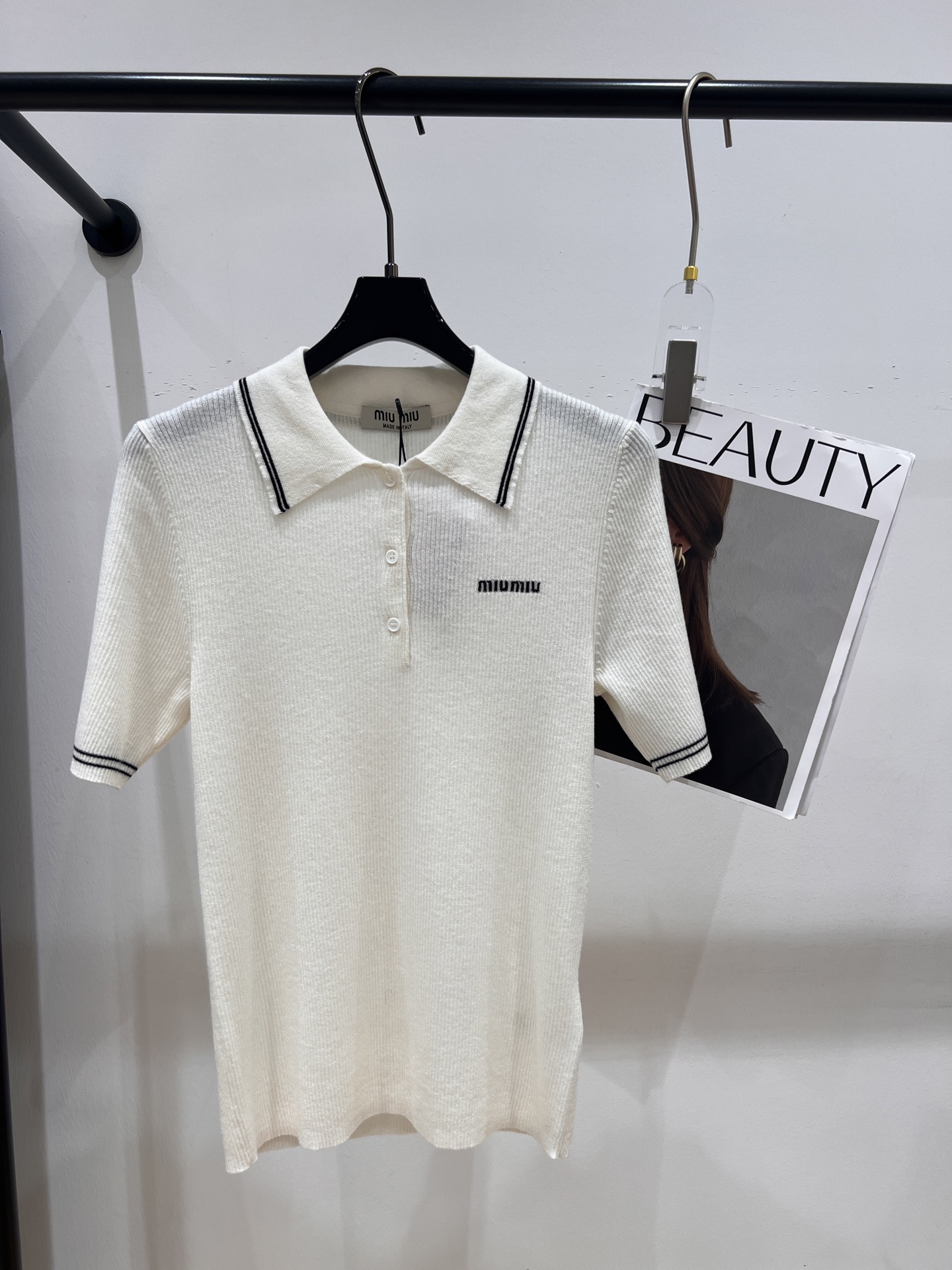 NO:308874,——MIUMI*——2025 early spring new wool short-sleeved lapel top, super elastic, soft and skin-friendly fabric, age-reducing ML,,miumiu, T-shirt, alexander wang19860909——MIUMI*——2025早春新款羊毛短袖翻领上衣,弹力超级大,面料软糯亲肤,减龄款ML,,miumiu,T-shirt,alexander wang,Women's clothing