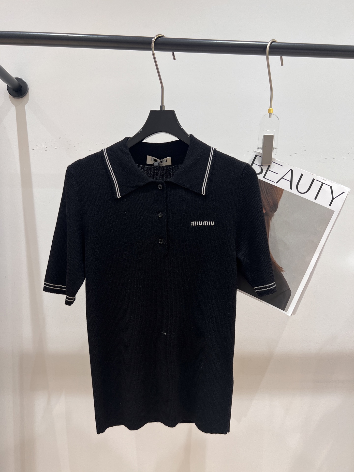 NO:308892,——MIUMI*——2025 early spring new wool short-sleeved lapel top, super elastic, soft and skin-friendly fabric, age-reducing ML,,miumiu, T-shirt, alexander wang19860909——MIUMI*——2025早春新款羊毛短袖翻领上衣,弹力超级大,面料软糯亲肤,减龄款ML,,miumiu,T-shirt,alexander wang,Women's clothing