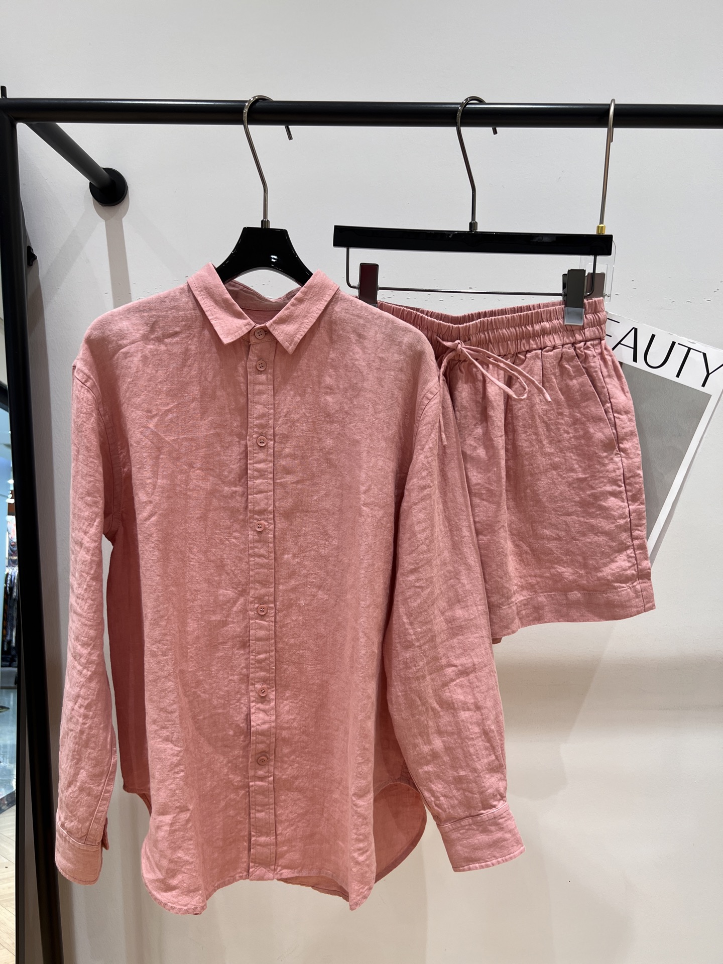 NO:309425,Tops and shorts - LP - New linen suit in early spring, separate, linen fabric, the fabric is breathable and comfortable, daily wear style, SML, loro piana, shorts, alexander wang19860909上衣短裤—LP——早春新款亚麻套装,分开拿,采用亚麻面料,面料透气舒适,日常实穿款,SML,,loro piana,shorts,alexander wang,Women's clothing