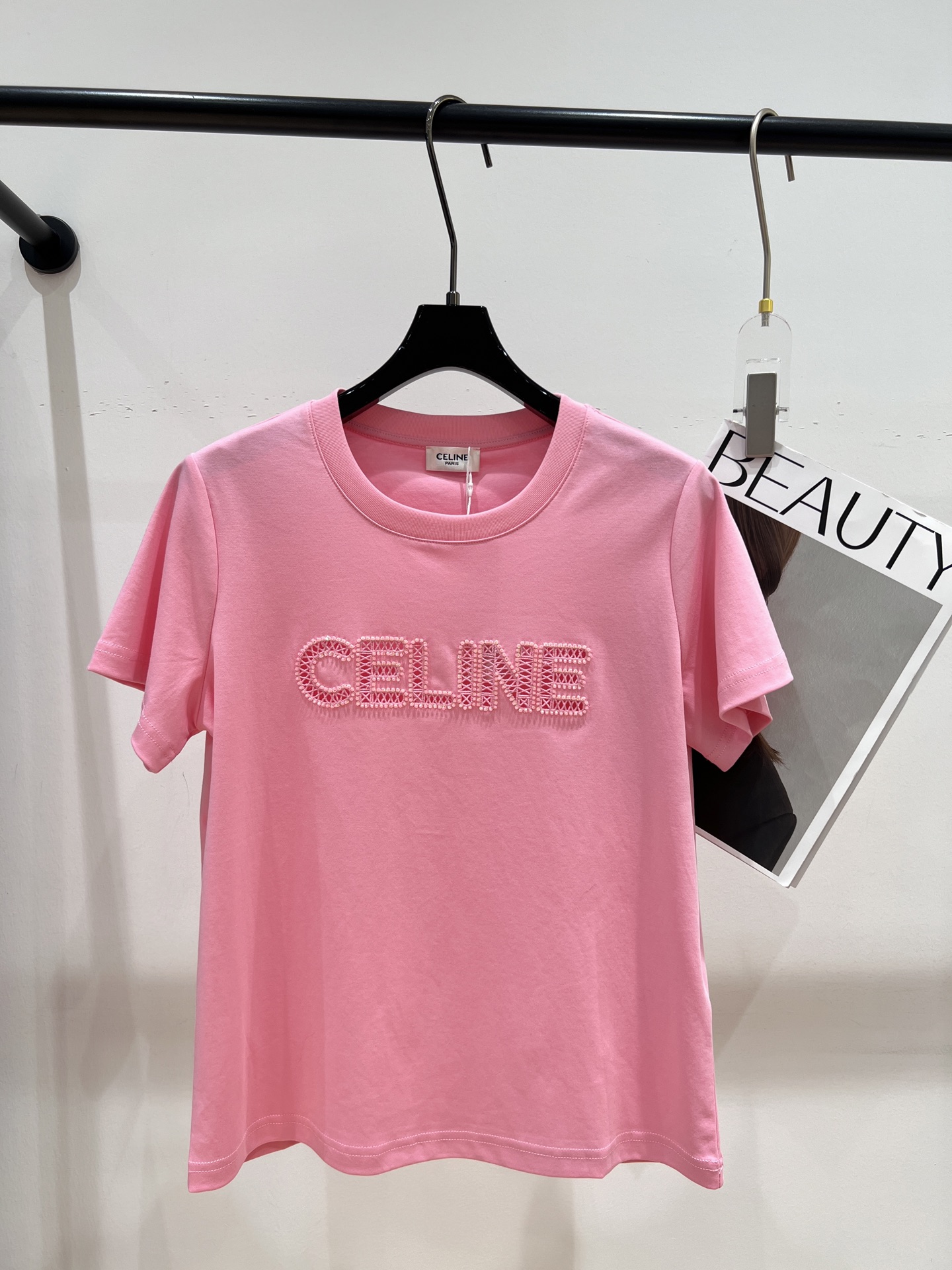 NO:309422,——Celin*——A new T-shirt in early spring, adopts heavy-duty embroidery beading technology, full of design, simple and elegant upper body, skin-friendly and breathable fabric, SML, celine,tees, t-shirt, alexander wang19860909——Celin*——早春新款T恤,采用重工刺绣钉珠工艺,设计感十足,上身简单大方,面料亲肤透气SML,,celine,tees，t-shirt,alexander wang,Women's clothing
